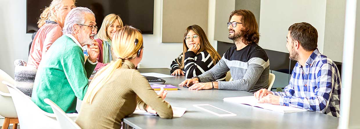 La ética empresarial impacta en la reputación y éxito de las compañías. Aprende sus principios, ventajas y cómo crear un código ético efectivo.