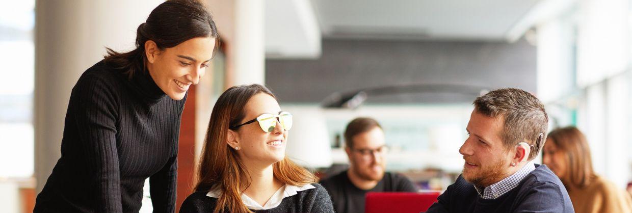 ¿Sabías que muchos de los trabajadores que te cruzas a diario tienen más de un 65% de discapacidad? Puede que te sorprenda si no lo habías pensado, aun así en este blog te vamos a mostrar la realidad.