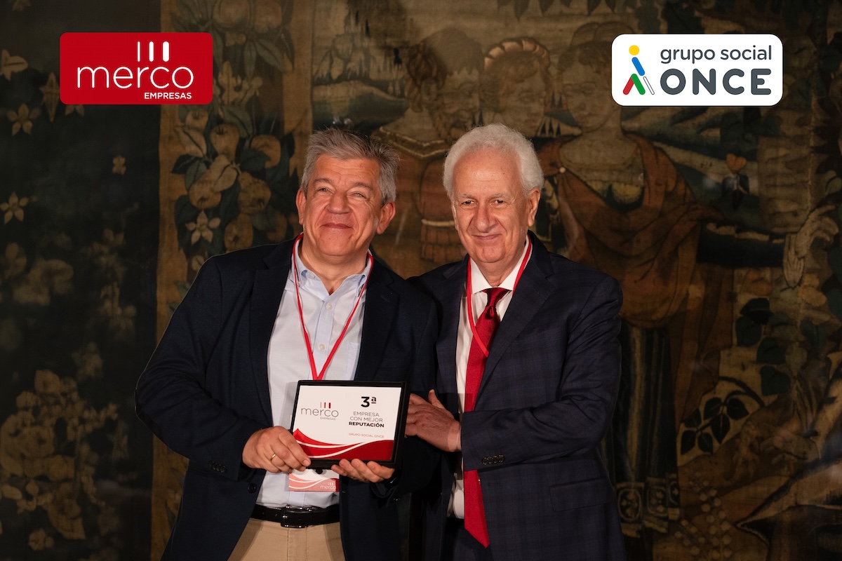 Antonio Mayor, director de Comunicación, recoge el premio Merco.