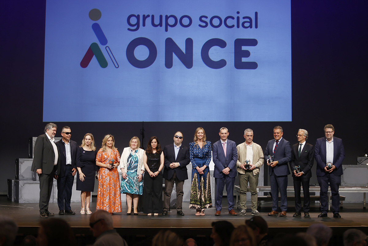 Foto familia de los Premios Solidarios del Grupo Social ONCE Galicia 2024 sobre el Teatro Colón de A Coruña