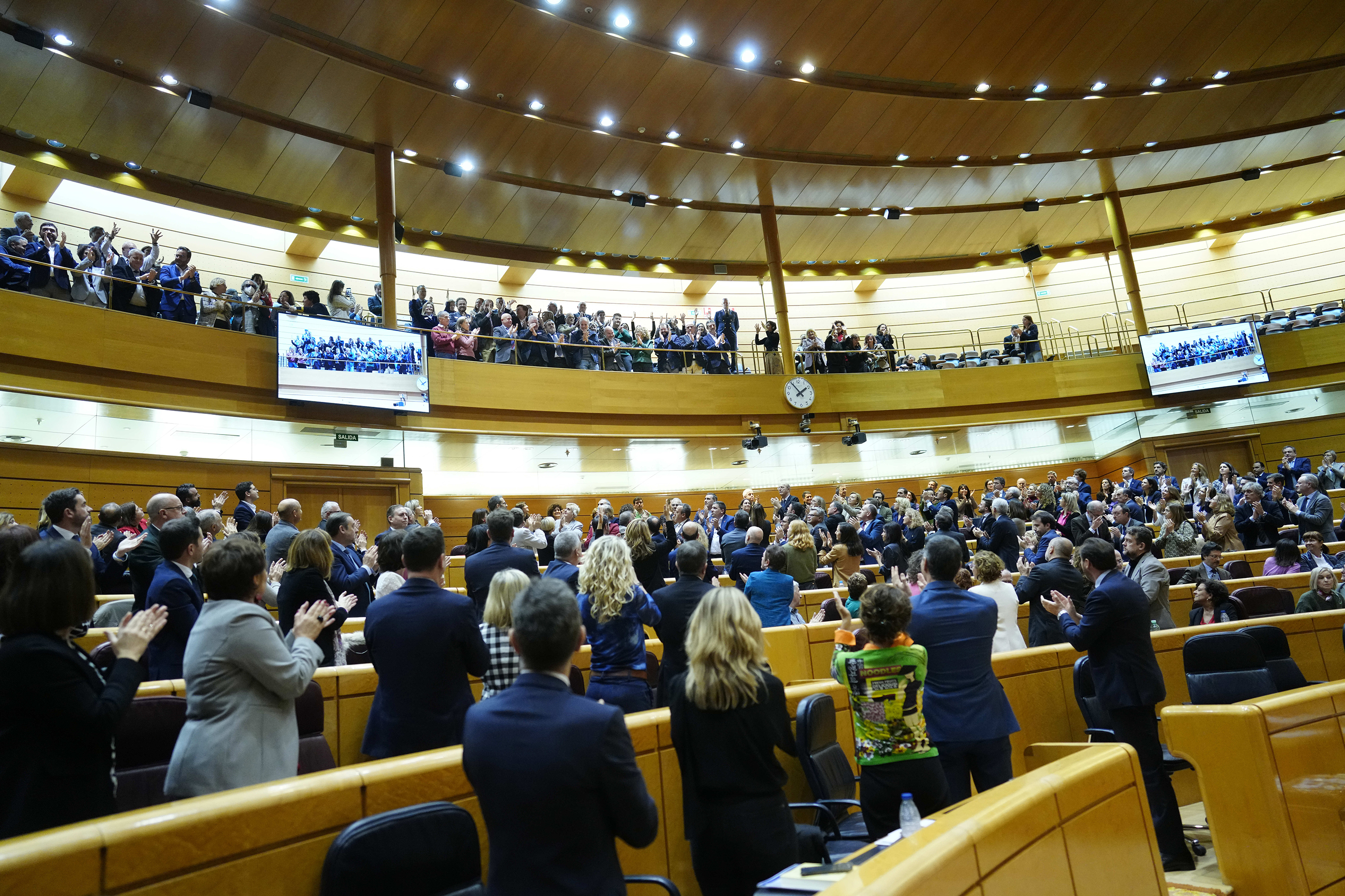 Aplausos tras la aprobación de la reforma del Art. 49 Constitución