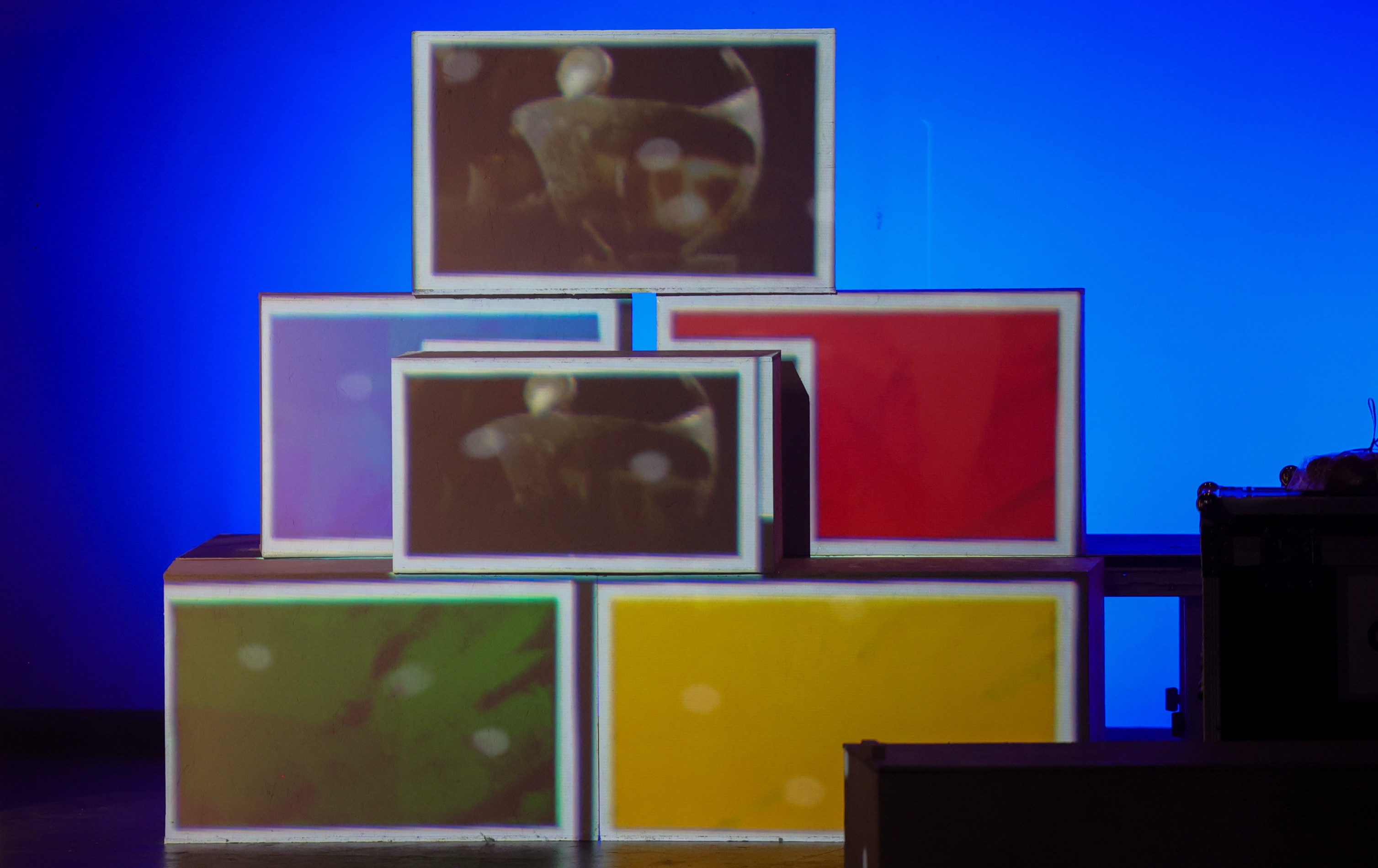 Unas cajas rectangulares con proyecciones y los colores amarillo, rojo, verde y azul