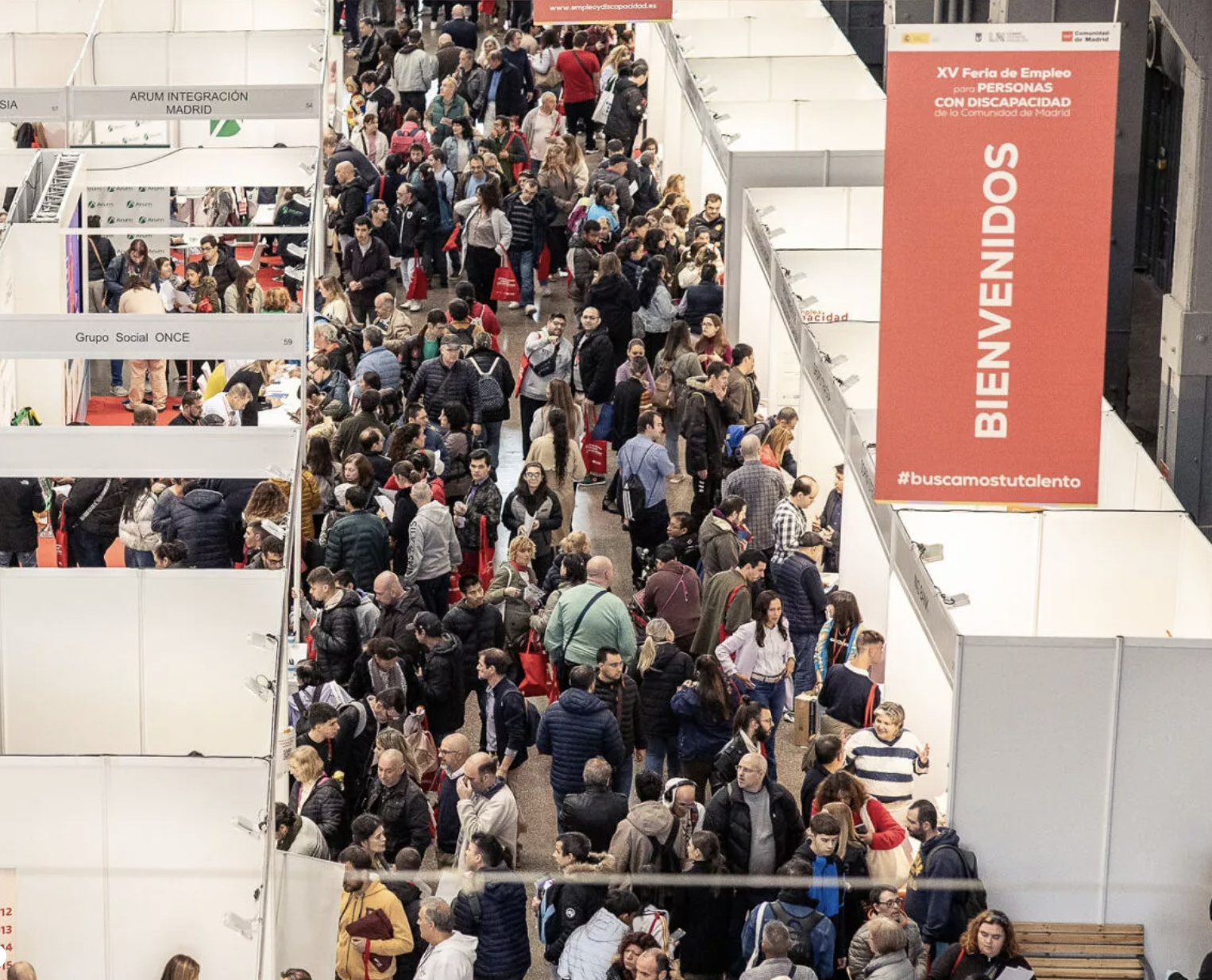 Foto desde arriba de los pasillos de la feria abarrotados alrededor de los stands