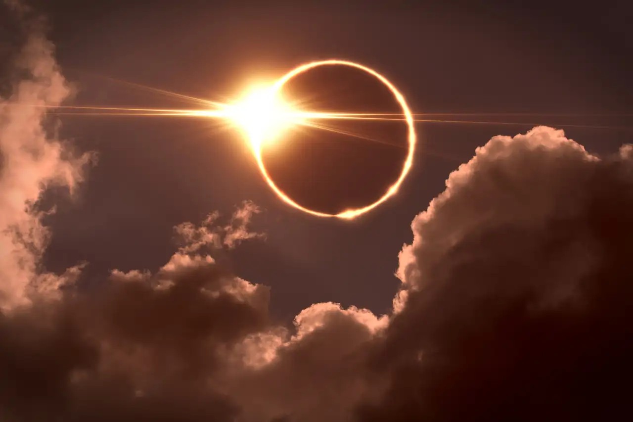 El eclipse de sol, dejando un destello entre las nubes