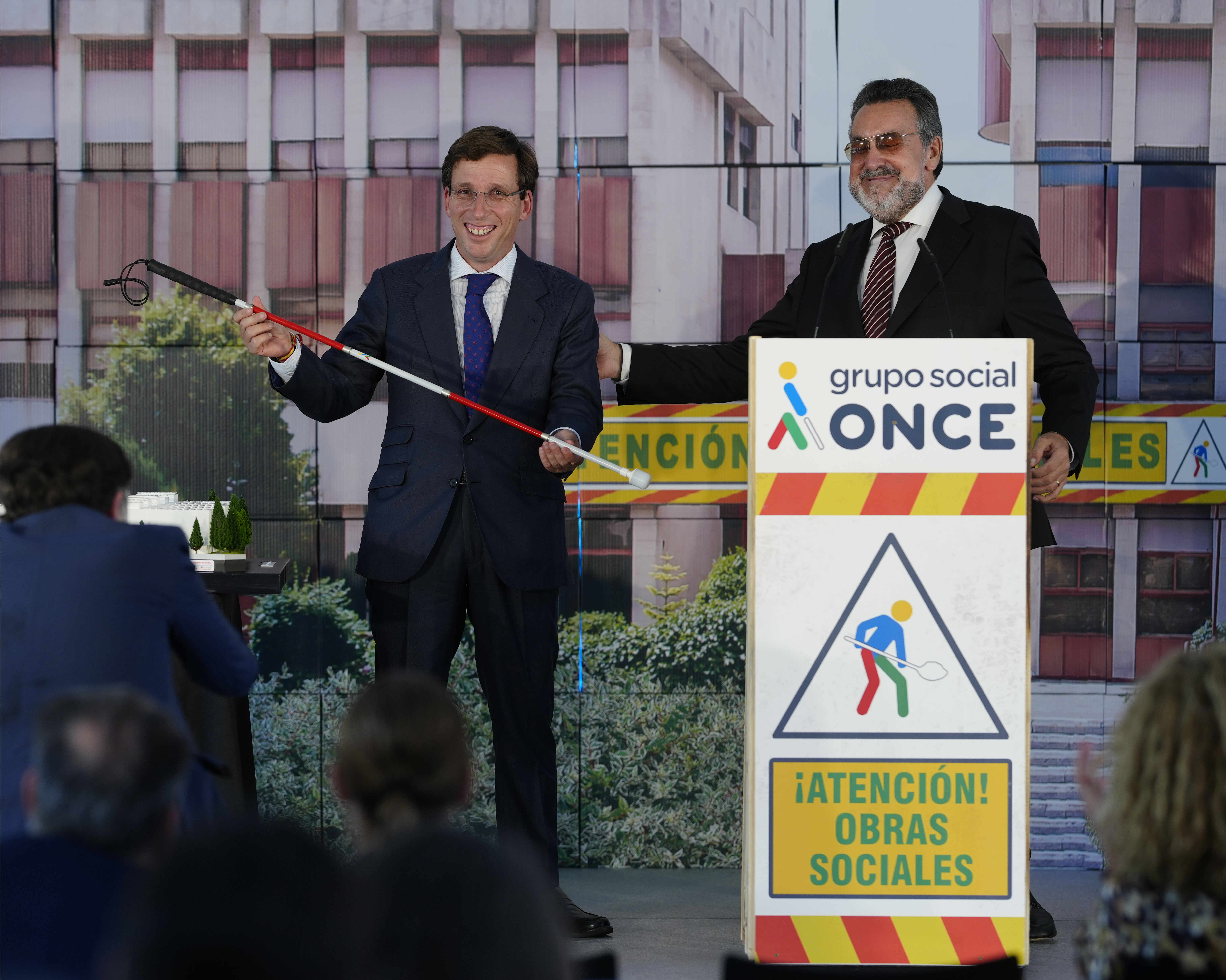 El alcalde de Madrid, José Luis Martínez-Almeida, recibe de la mano del presidente del Grupo Social ONCE, Miguel Carballeda, un bastón rojo y blanco, utilizado por las personas con sordoceguera