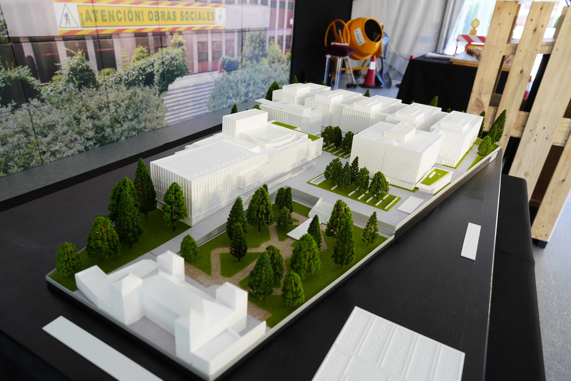Primer plano de la maqueta de la nueva sede institucionald el Grupo Social ONCE