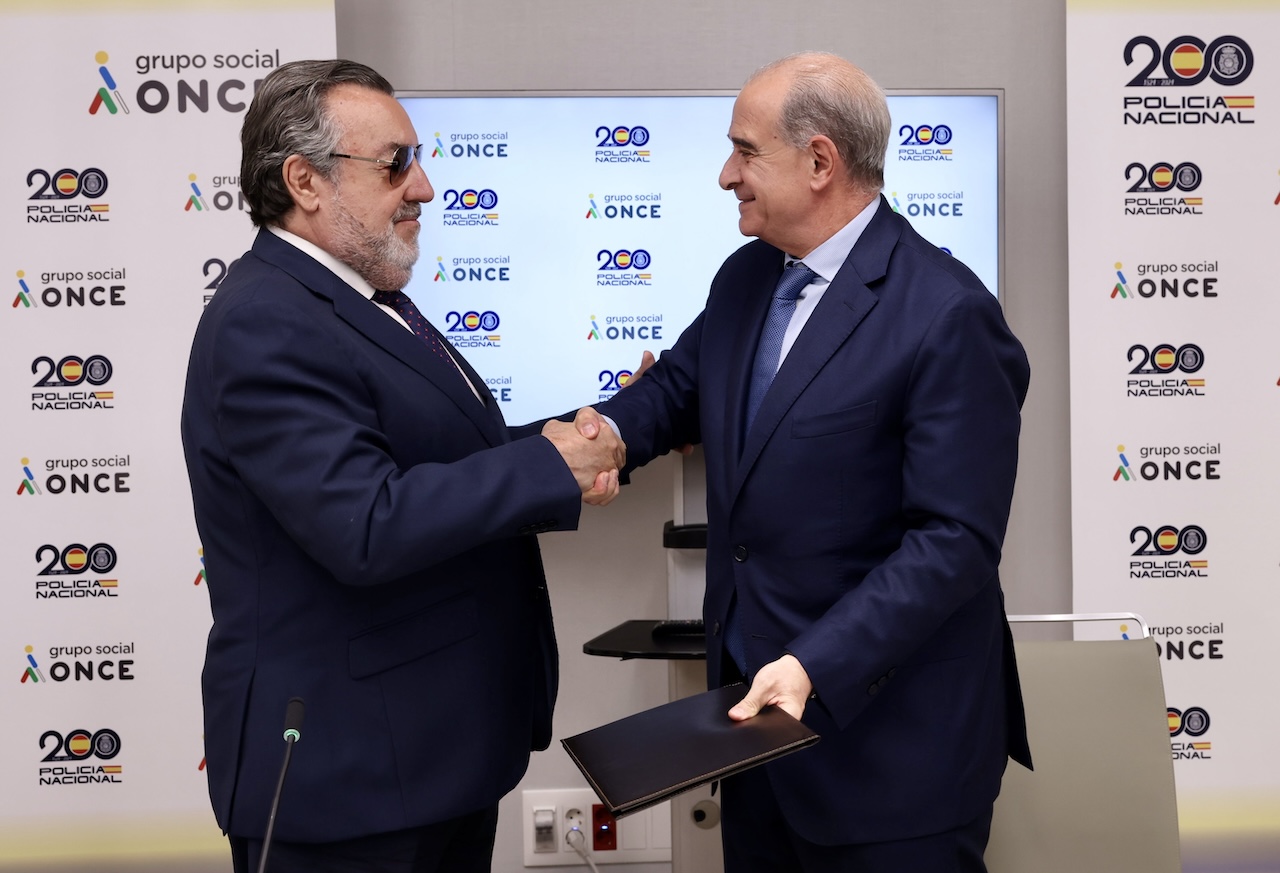 El director de la Policía, Francisco Pardo, dando la mano al presidente del Grupo Social ONCE, Miguel Carballeda