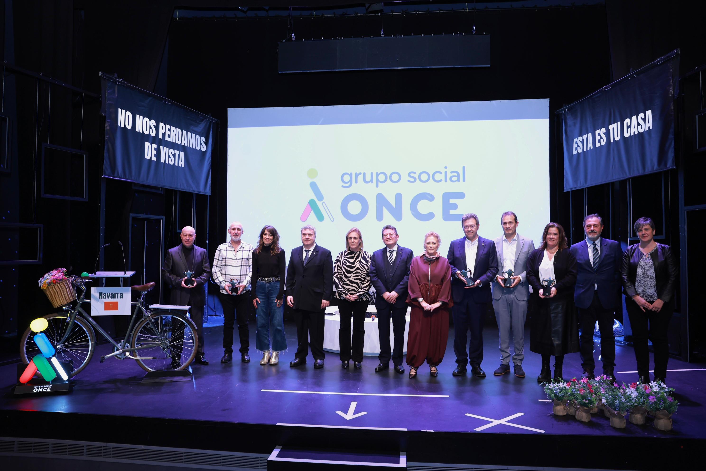 Foto de familia de la entrega de los Premios Solidarios Grupo Social ONCE Navarra 2025