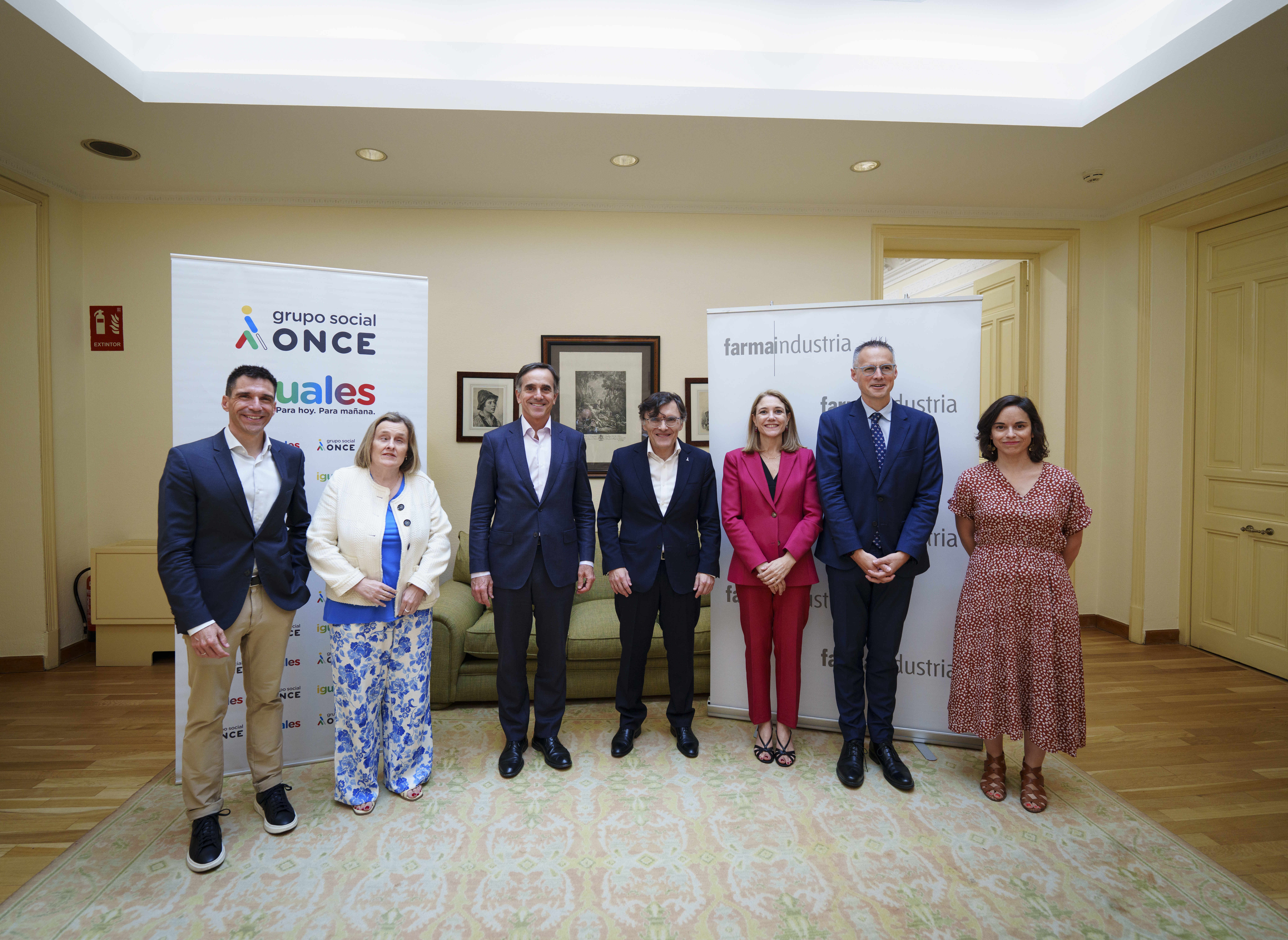 foto de familia de los asistentes a la firma del convenio entre Grupo Social ONCE y Farmaindustria