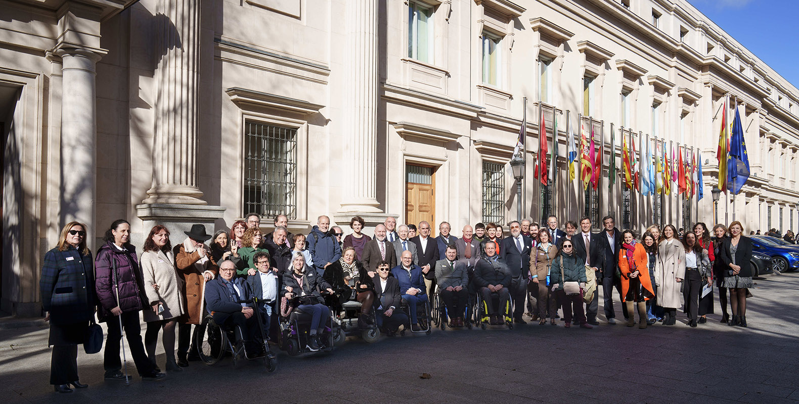 Foto familia personas con discapacidad en la puerta del Senado