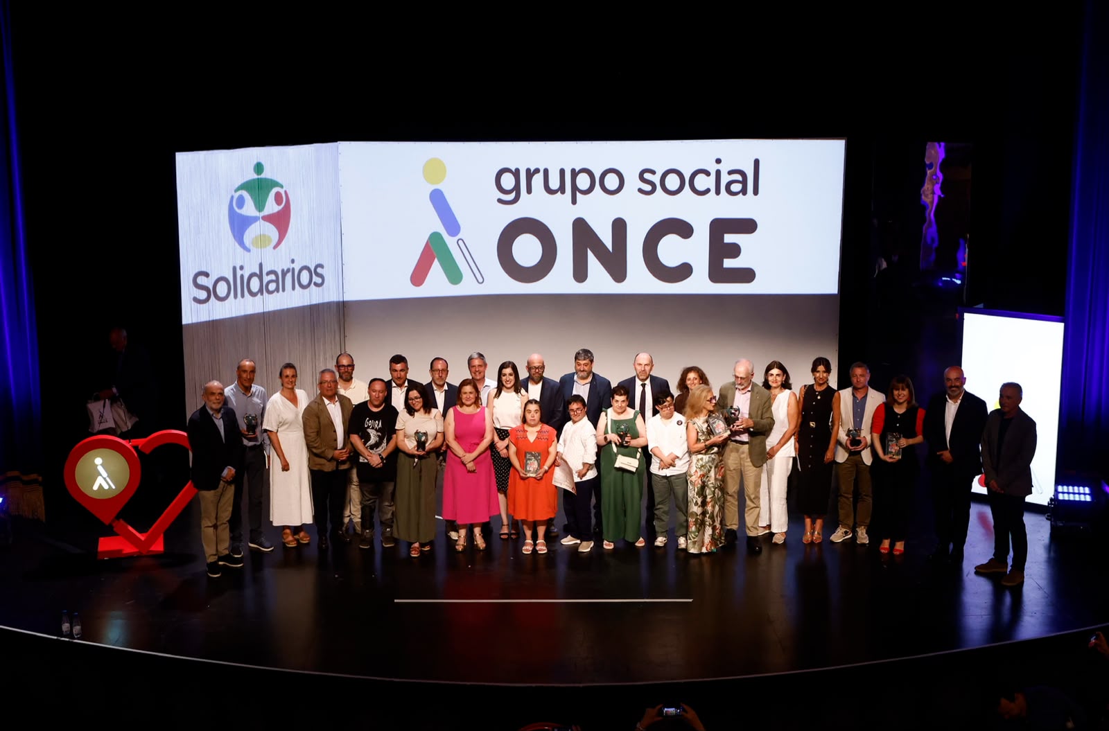 Foto final de familia de la entrega de los Premios Solidarios Grupo Social ONCE Asturias 2026