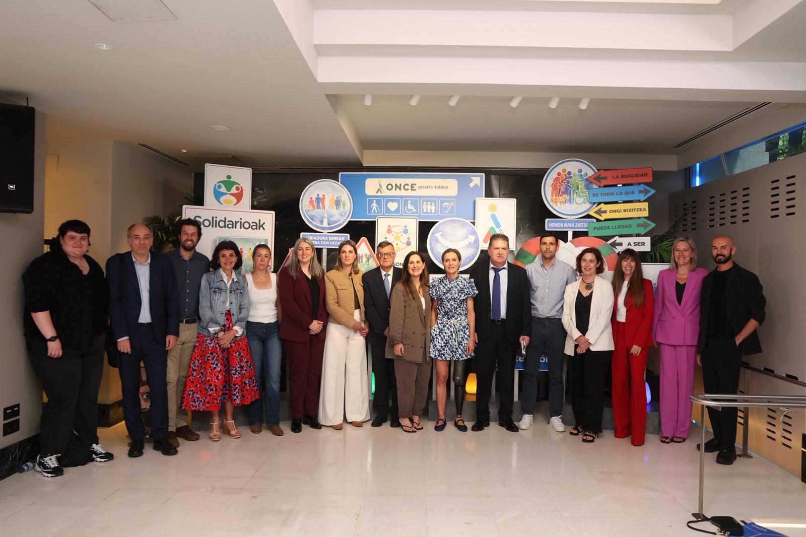 Galardonados con los Premios Solidarios Grupo Social ONCE Euskadi 2026, junto a autoridades locales y responsables ONCE