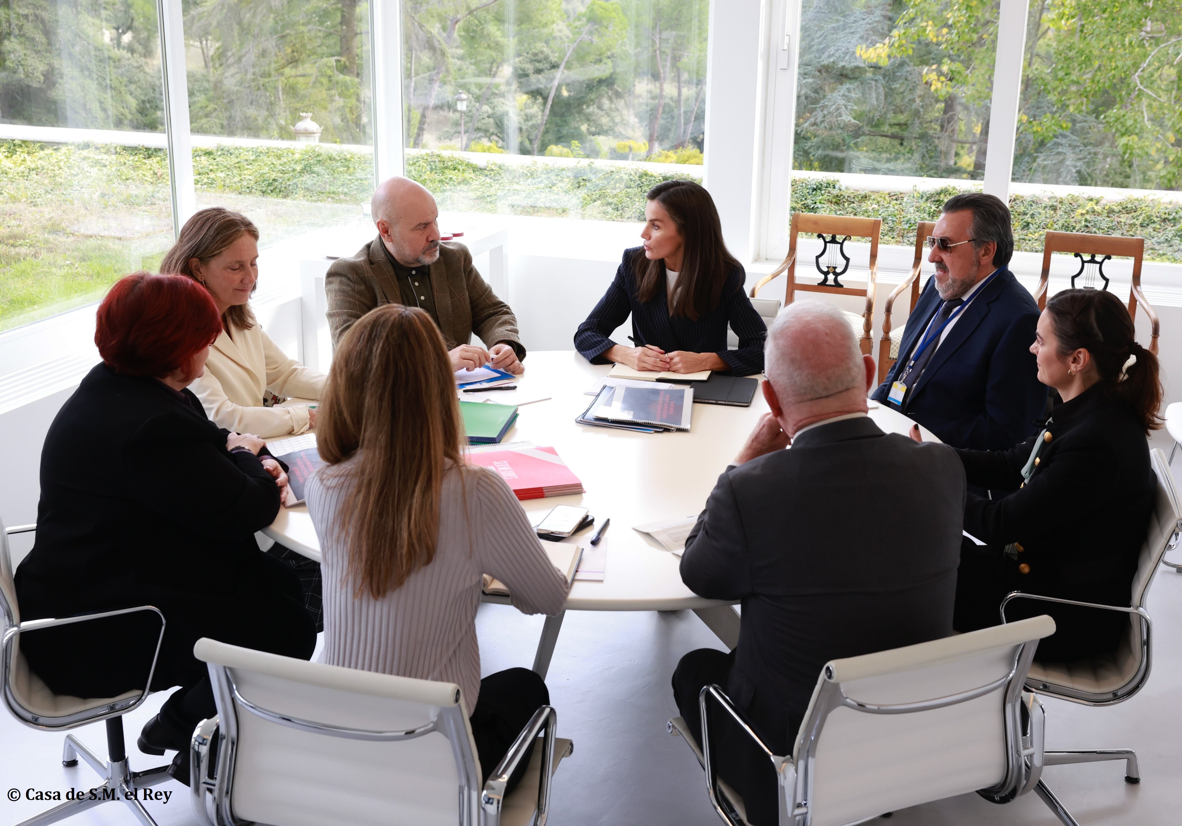 La Reina Letizia junto a Miguel Carballeda, presidente del Grupo Social ONCE, en una mesa de trabajo