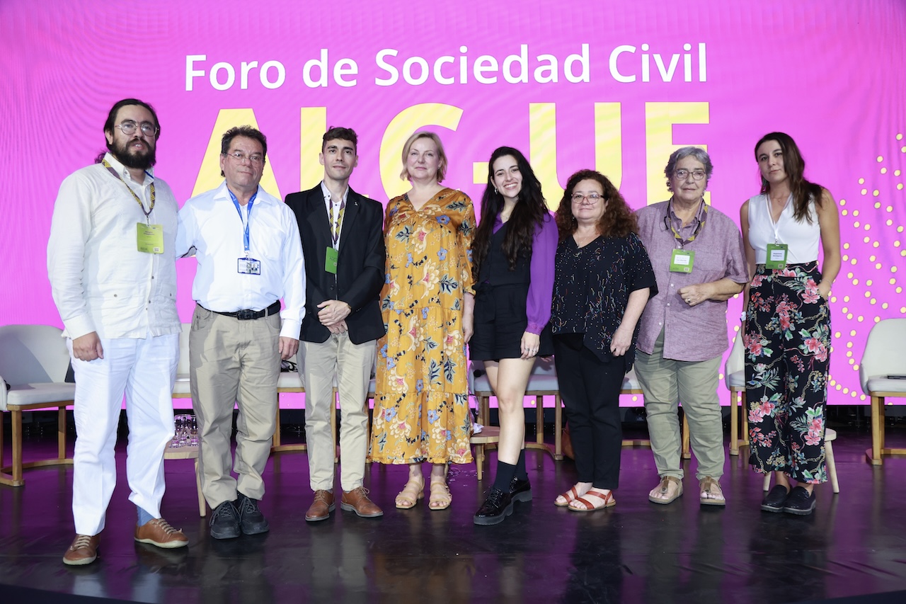 Foto de familia de los participantes en el foro social 