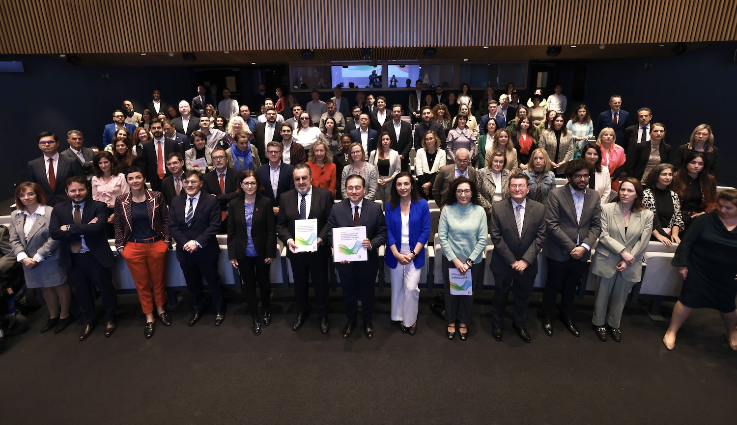 Foto de familia con todos los participantes en el escenario