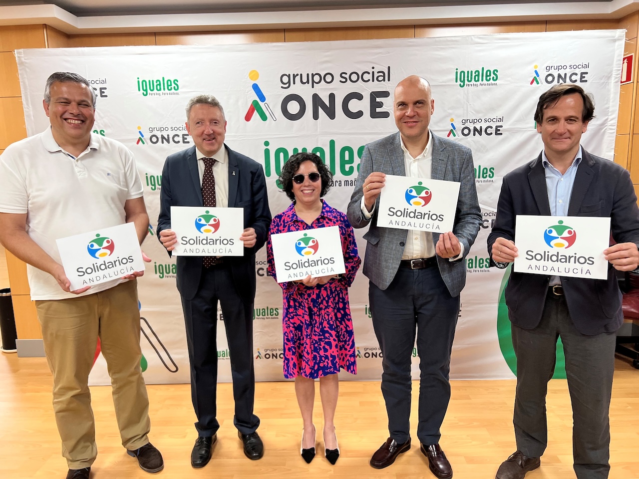 Foto del Jurado de Andalucía, con carteles en la mano con el logo de Premios Solidarios
