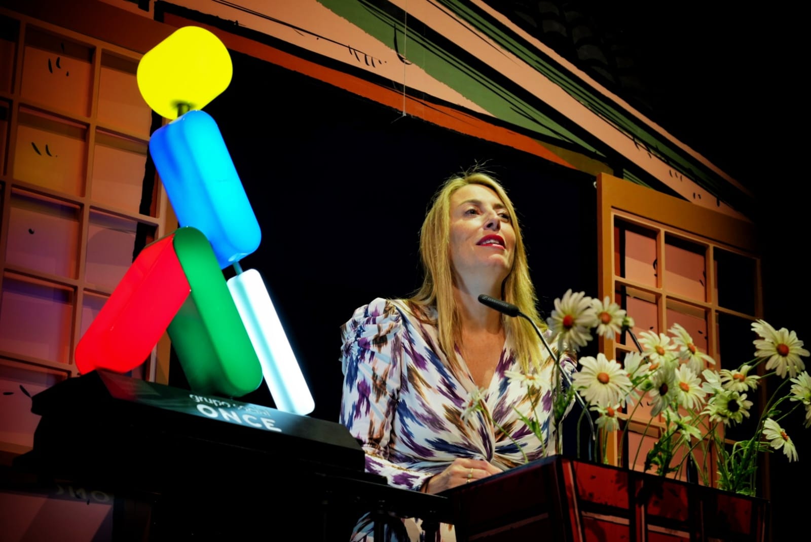 María Guardiola, presidenta de Extremadura, en el balcón de los Premios Solidarios con un Oncelio luminoso a su izquierda