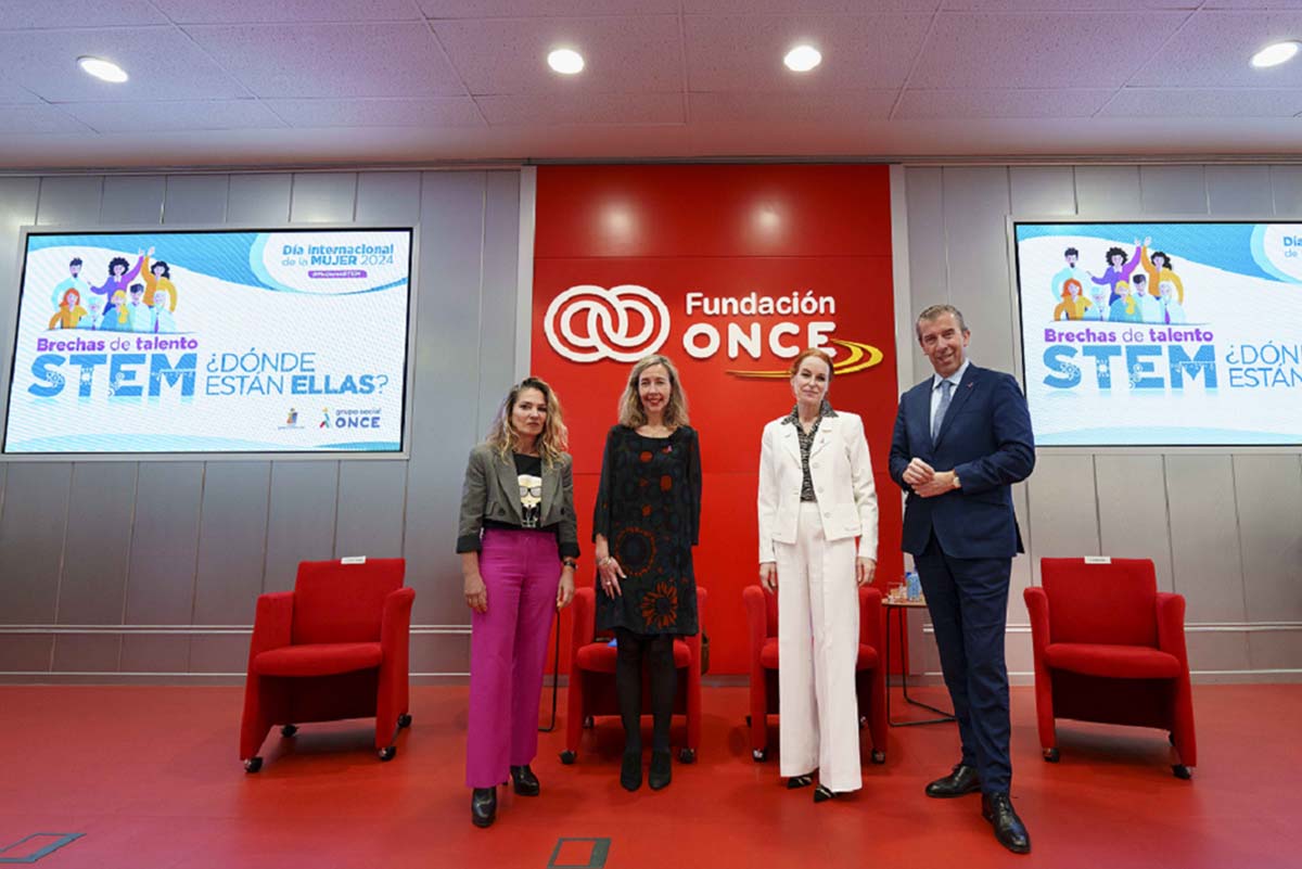 Patricia Sanz junto a los ponentes de la mesa redonda 'brechas de talento STEM, ¿Dónde están ellas?