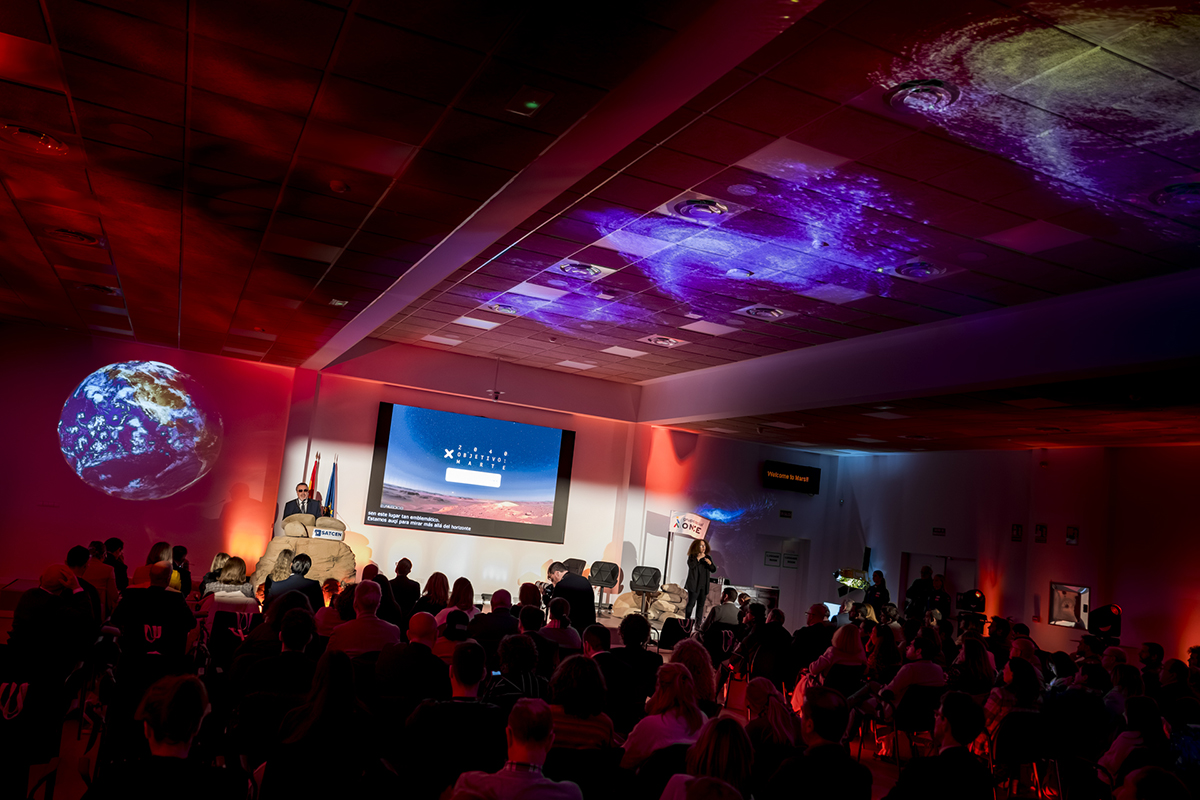 Miguel Carballeda, presidente del Grupo Social ONCE, presentando Aquí y en Marte