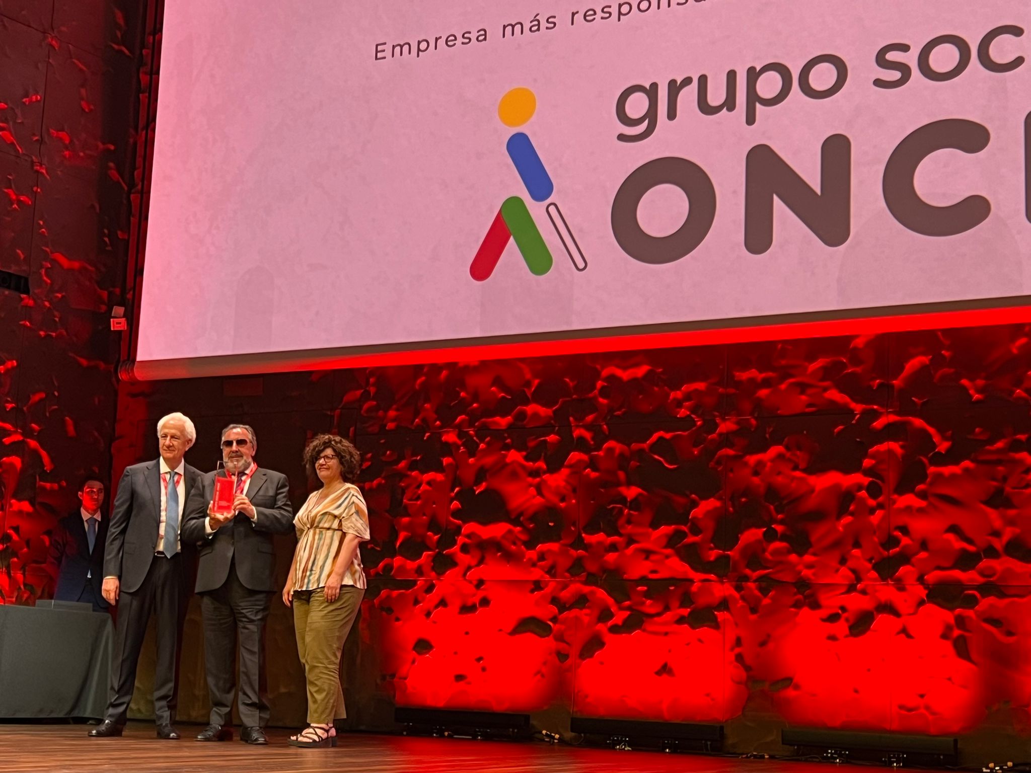 Miguel Carballeda recogiendo el premio