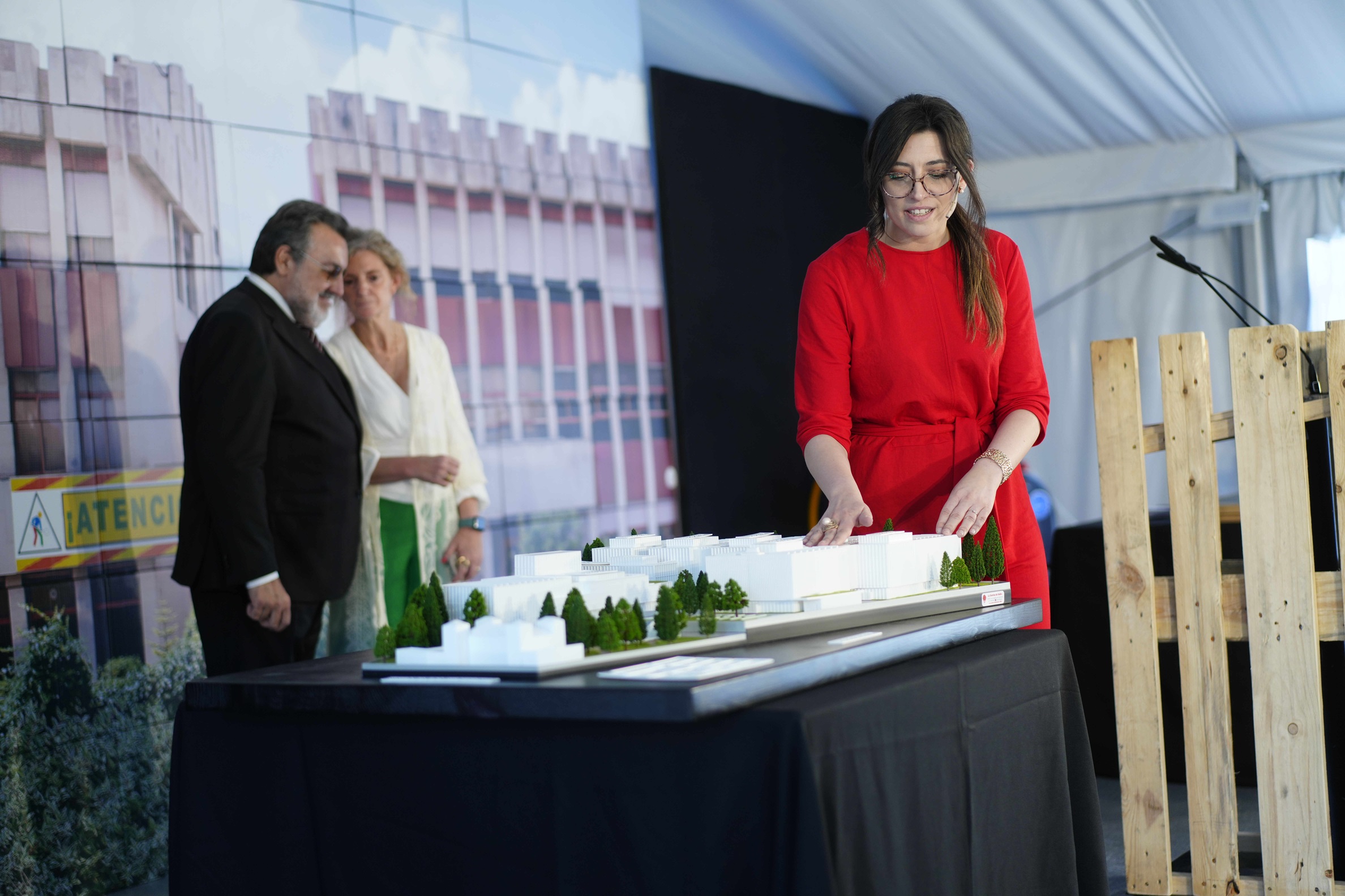 Mireia, técnica del Museo de la ONCE, toca la maqueta y explica sus sensaciones