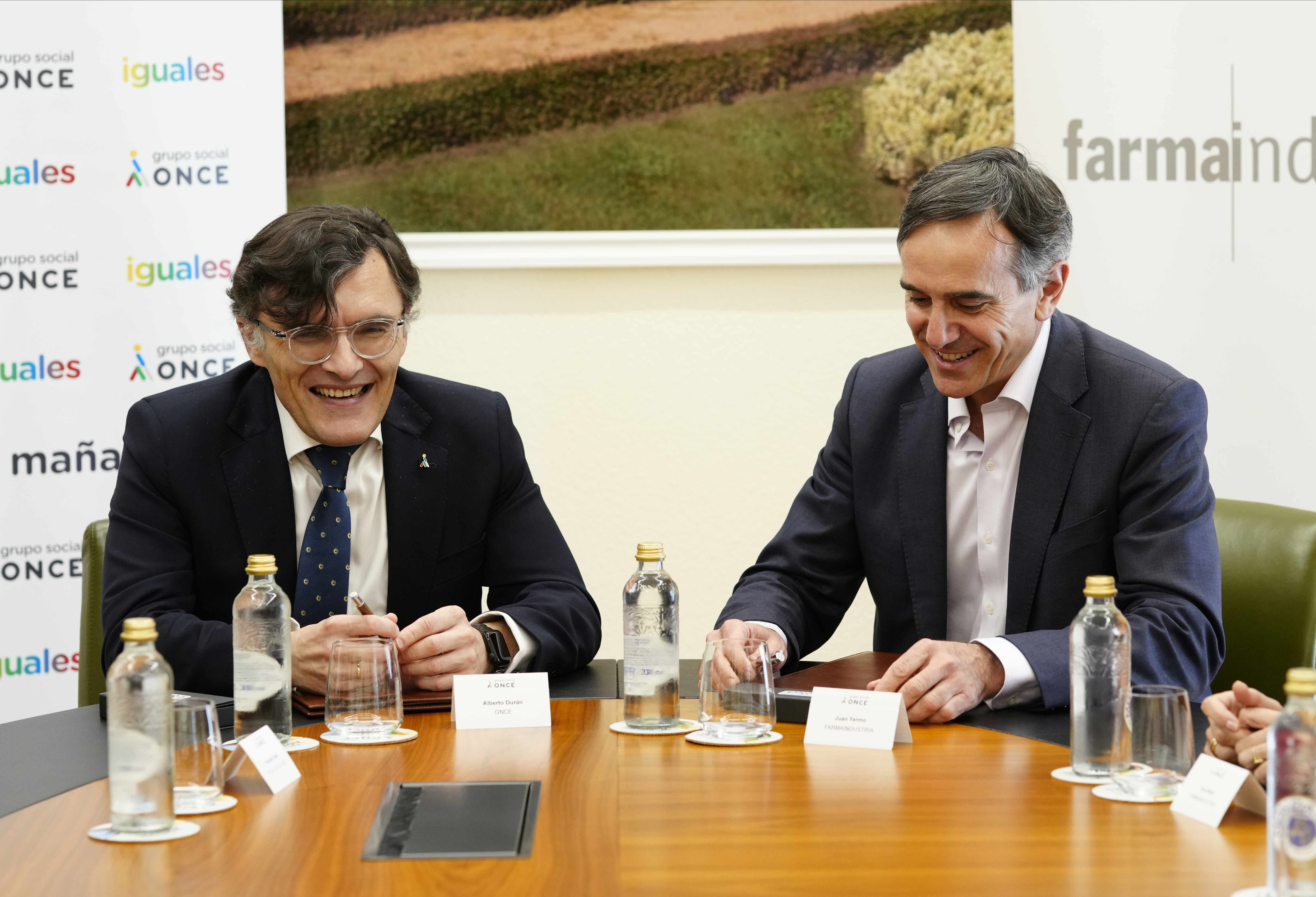 Alberto Durán y Juan Yermo en el momento de la firma entre Grupo Social ONCE y Farmaindustria