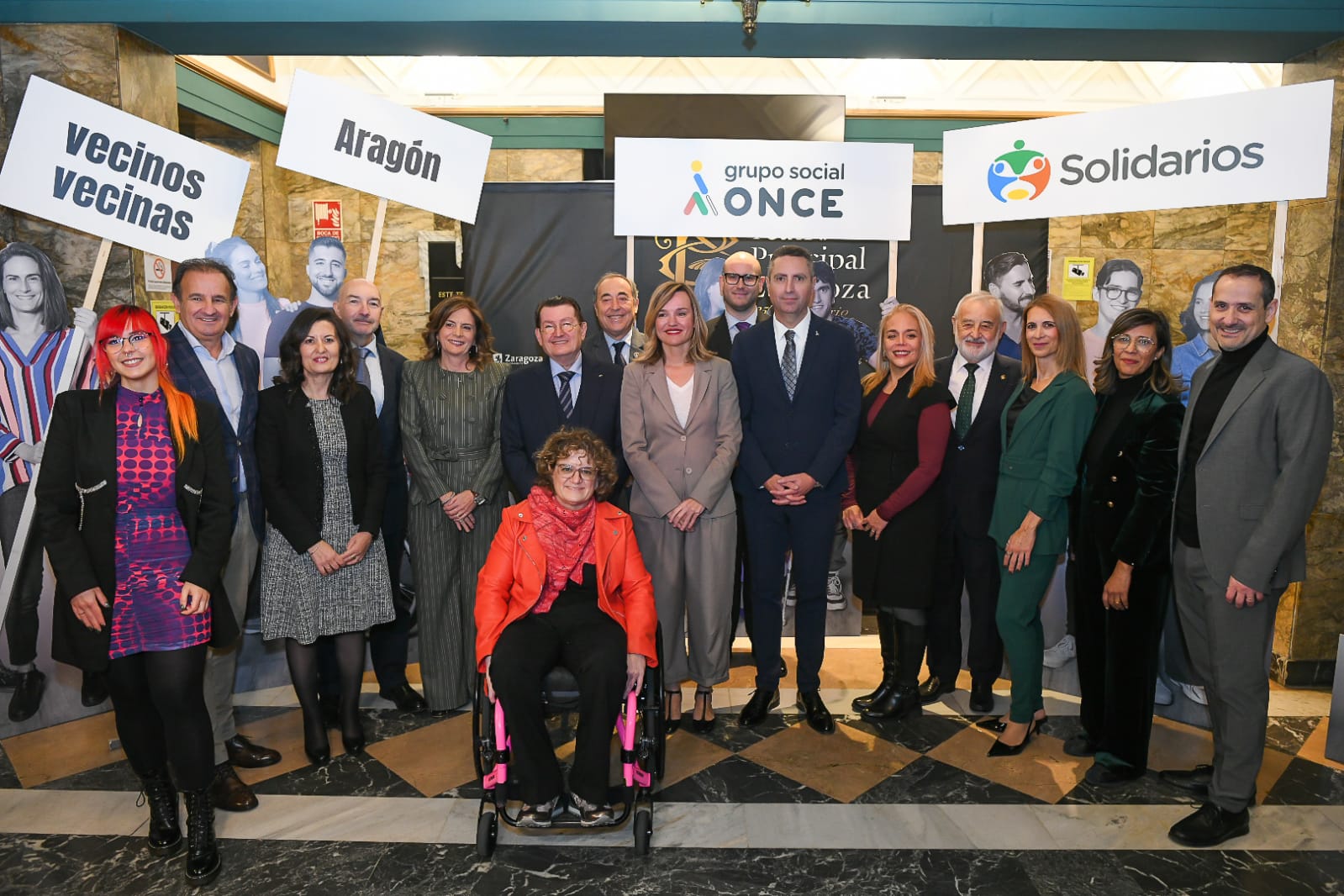 Premiados con los Solidarios Grupo Social ONCE Aragón 2025, junto a autoridades y responsables de la ONCE