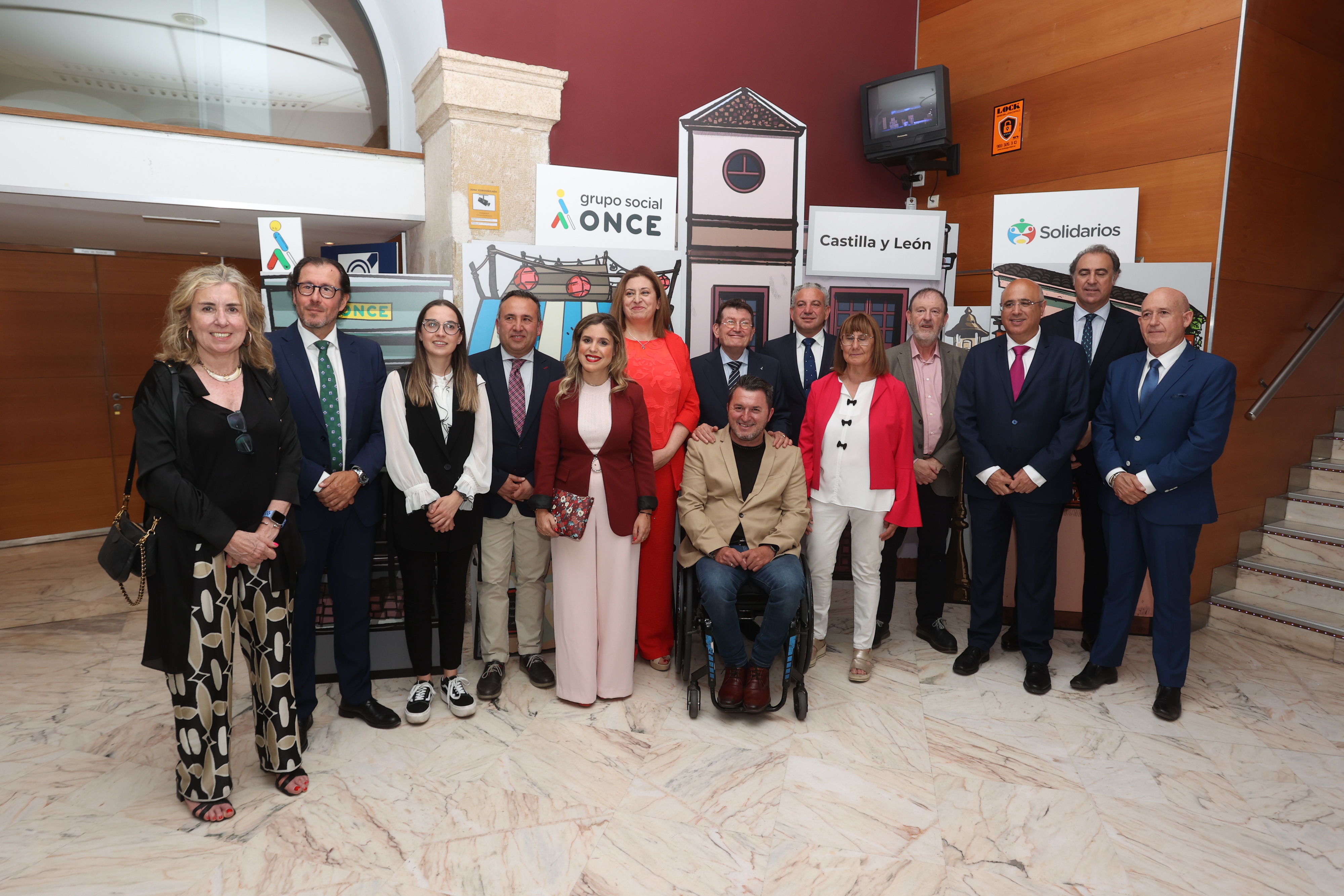 Premiados con los Solidarios Grupo Social ONCE Castilla y León, junto a las autoridades y responsables ONCE