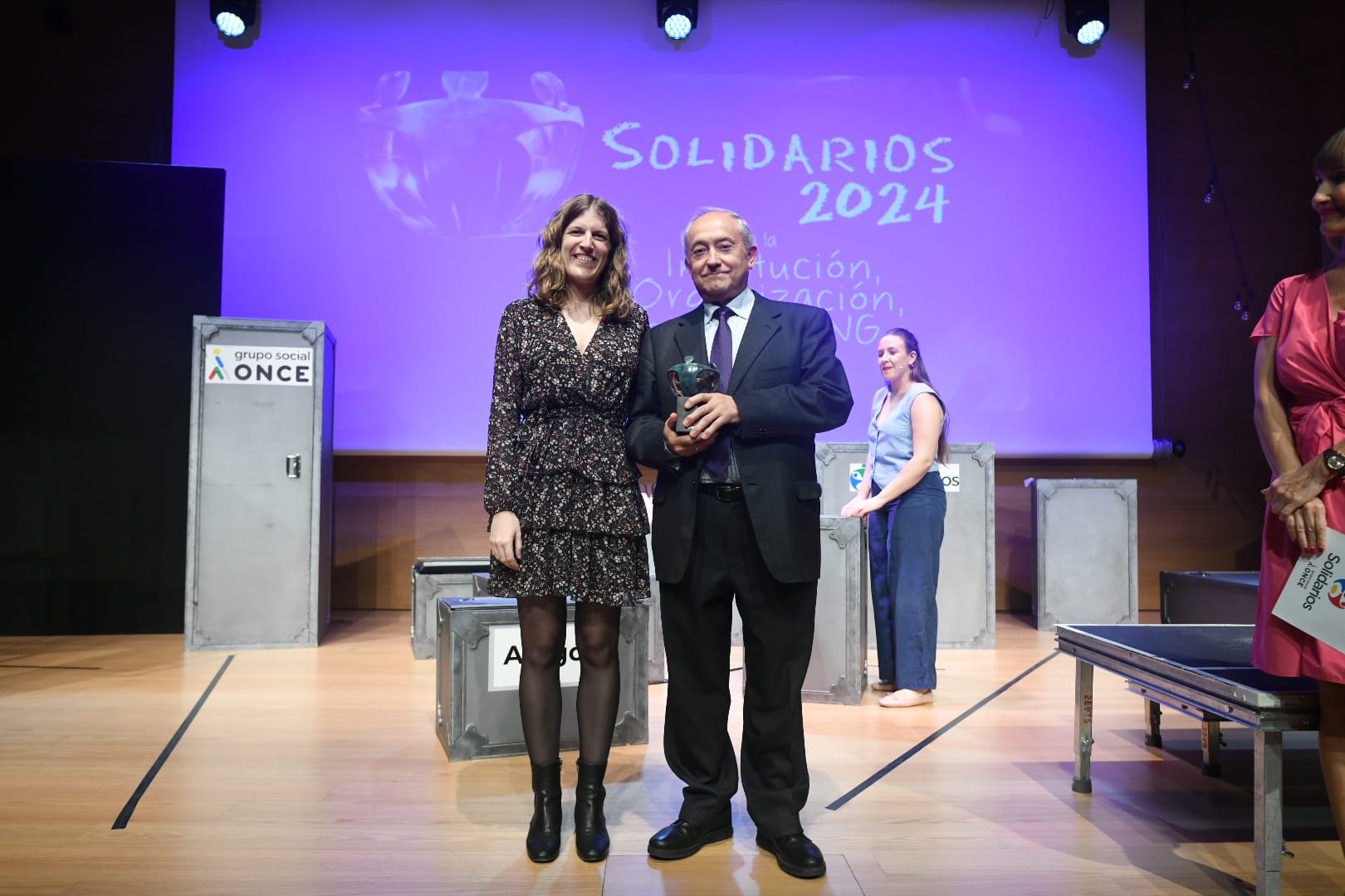 Carlos Antonio Gómez Bahillo, presidente del Patronato de la Fundación Centro Solidaridad Zaragoza recibiendo el premio solidario a institución