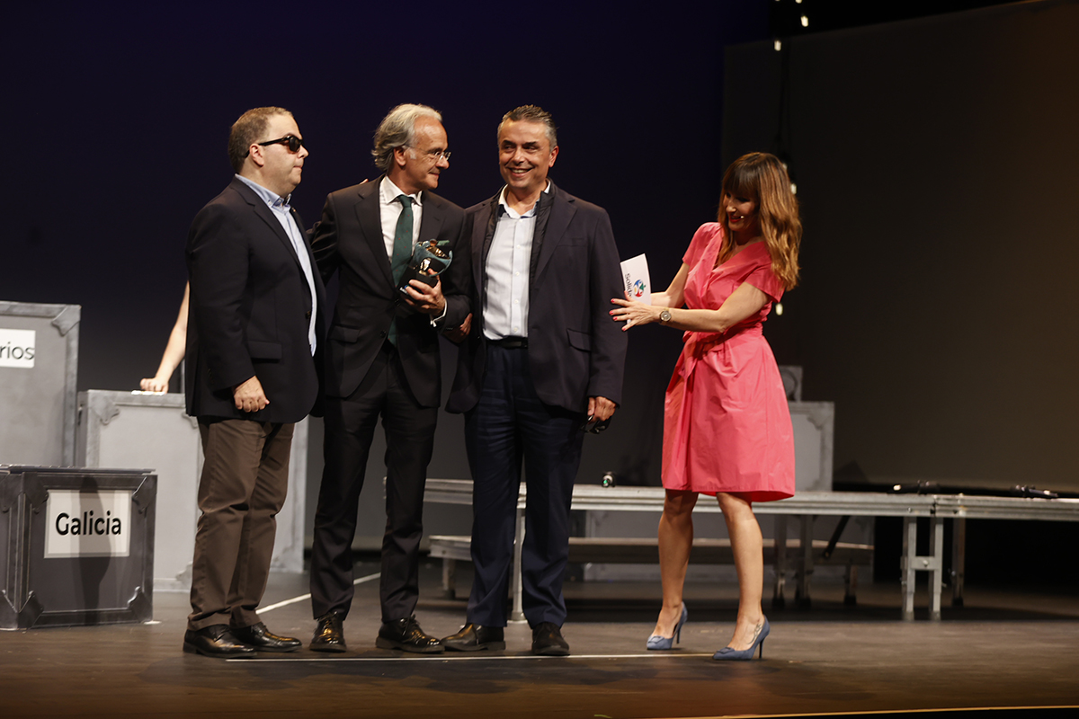 Premio Solidario Grupo Social ONCE a la Administración Pública. Recogida del premio por parte de Román Gómez, director del 061 Galicia