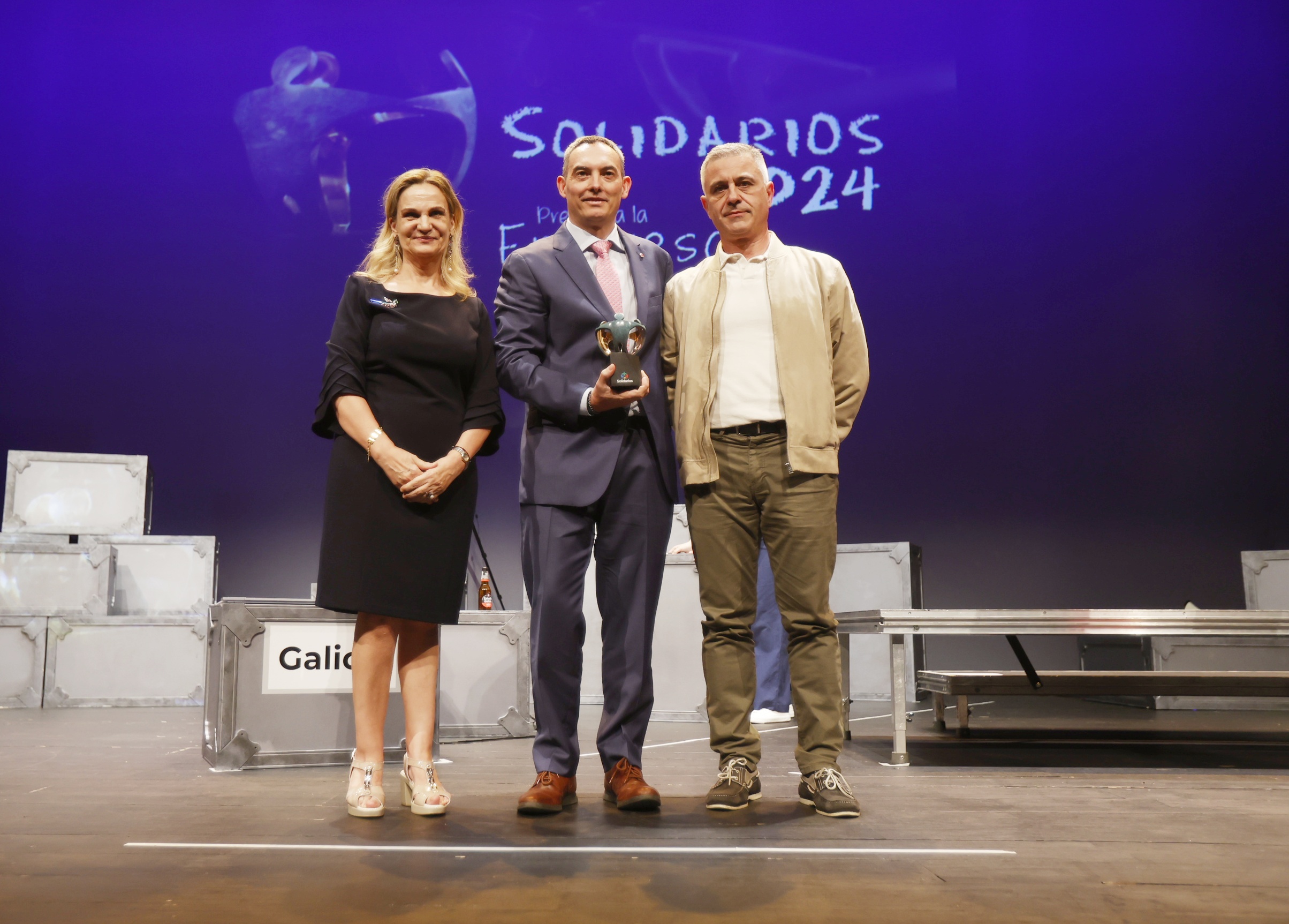 Stellantis recibe el Premio Solidario a la Empresa de mano de MARÍA DOLORES FERNÁNDEZ GALIÑO, VALEDORA DO POBO