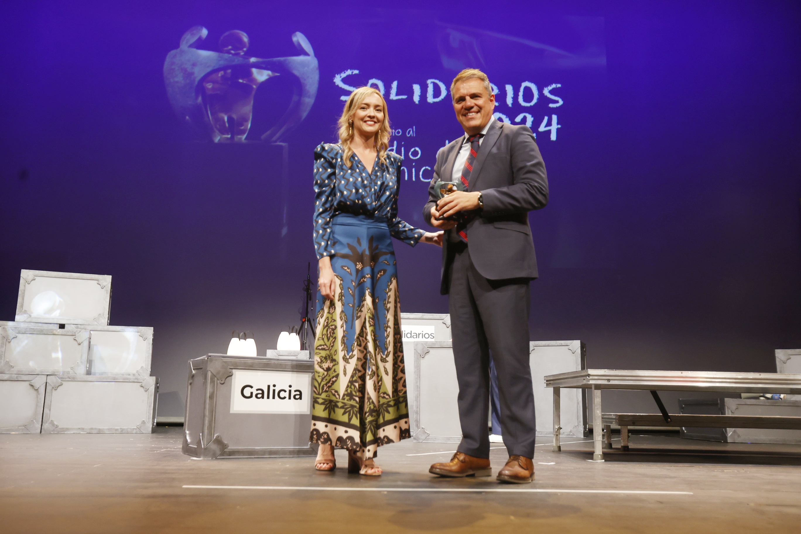 Entrega del Premio Solidario al medio de comunicación a EMILIO FERNÁNDEZ, DIRECTOR NACIONAL DE VENTAS DE DELEGACIONES Y NUEVO NEGOCIO DE ATRESMEDIA PUBLICIDAD, entrega Fabiola García, consejera de Política Social e Igualdad 