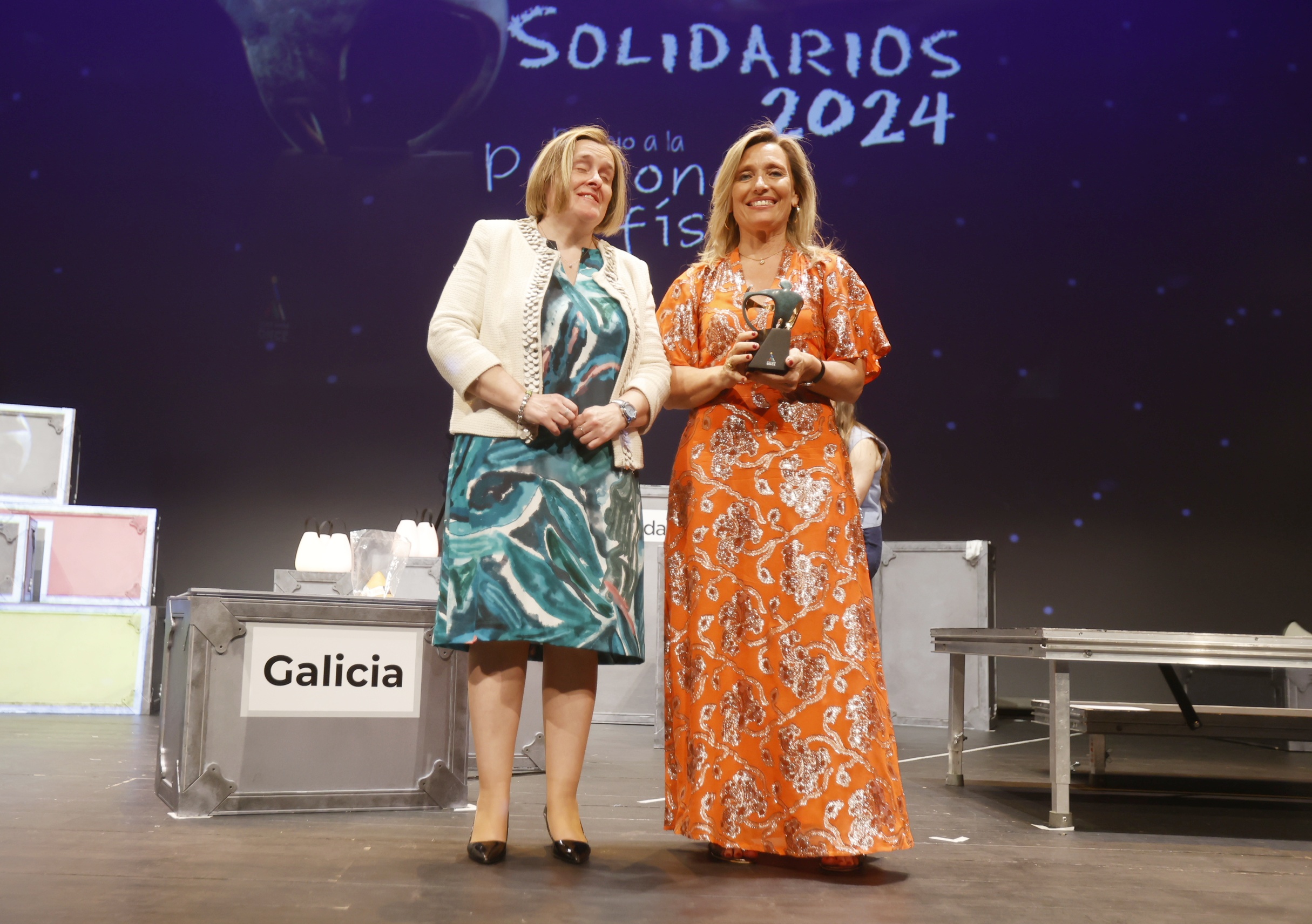 Myriam Garabito recogiendo el Premio Solidario a Persona Física de los Premios Solidarios