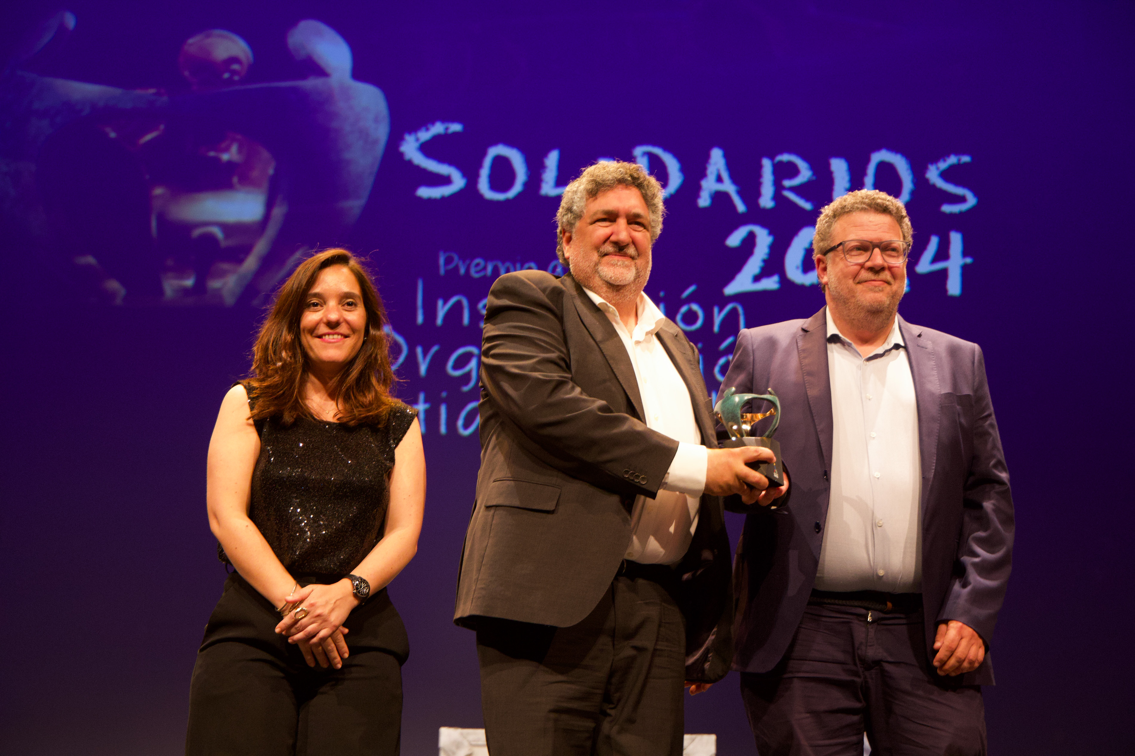 JUAN CARLOS RODRÍGUEZ BERNÁRDEZ, PRESIDENTE DE AFAGA – ALZHEIMER Y IGNACIO PÉREZ AMOEDO, PRESIDENTE DE LA FUNDACIÓN CORAL CASABLANCA DE VIGO recibiendo el Premio Solidario a la ONG