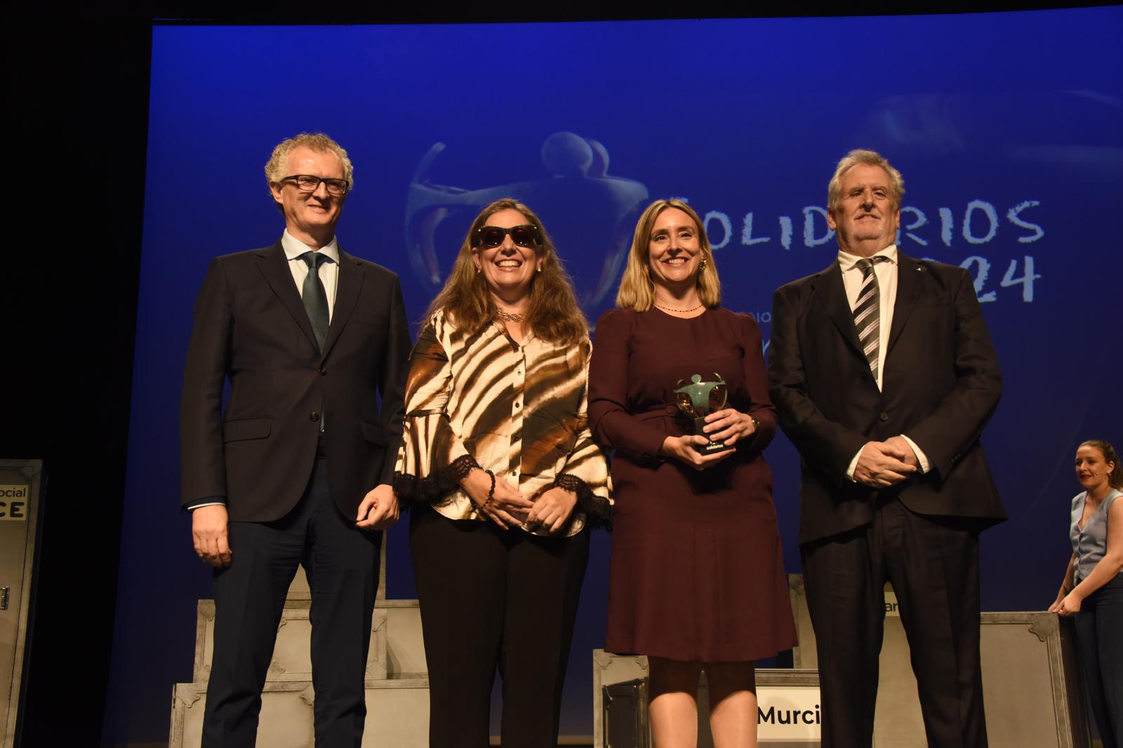 Juan José Pedreño, consejero de salud, y Conchita Ruiz, conejera de política social, recibiendo el premio solidario a la administración pública de mano de Teresa Lajarín, presidente del Consejo Territorial ONCE Región de Murcia, y Juan Carlos Morejón, delegado de la ONCE en la Región