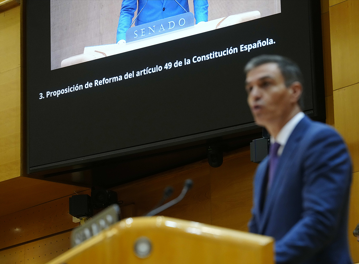 Pedro Sánchez con fondo definido de Reforma del Artículo 49 de la Constitución