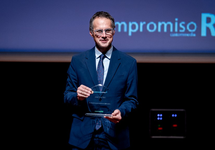 Fernando Riaño recogiendo el galardón Fernando Riaño recogiendo el galardón