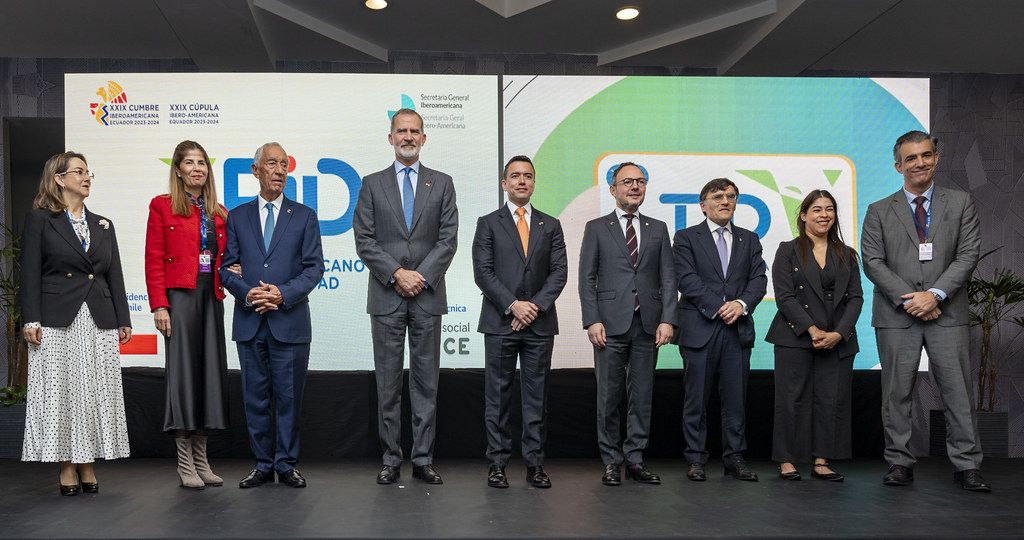 El Rey Felipe con las autoridades y participantes de la XXIX Cumbre Iberoamericana, también esta presente Alberto Durán, vicepresidente del Grupo Social ONCE, durante la presentación de la Tarjeta Iberoamericana de Discapacidad