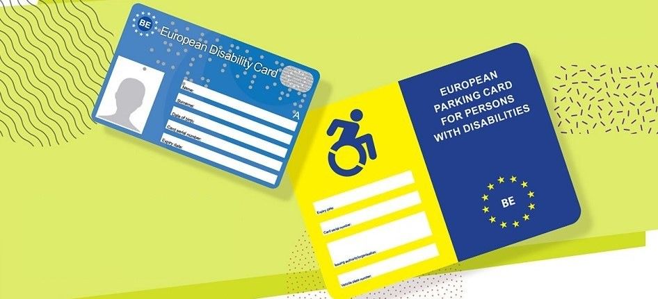 Dibujos sobre fondo verde de las tarjetas de discapacidad y de aparcamiento europeas