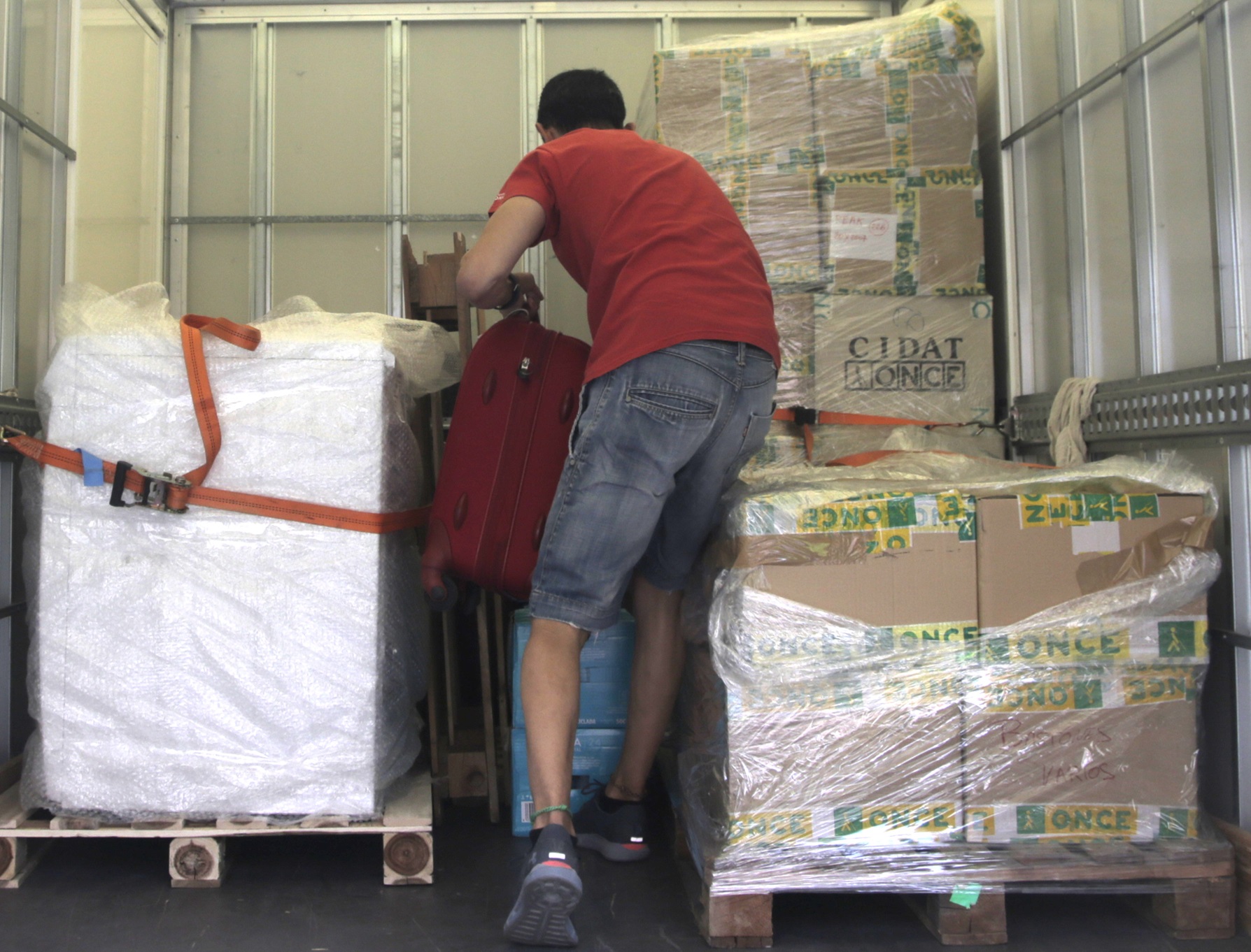 Un camión del Grupo Social ONCE cargado con material para enviar a Ucrania