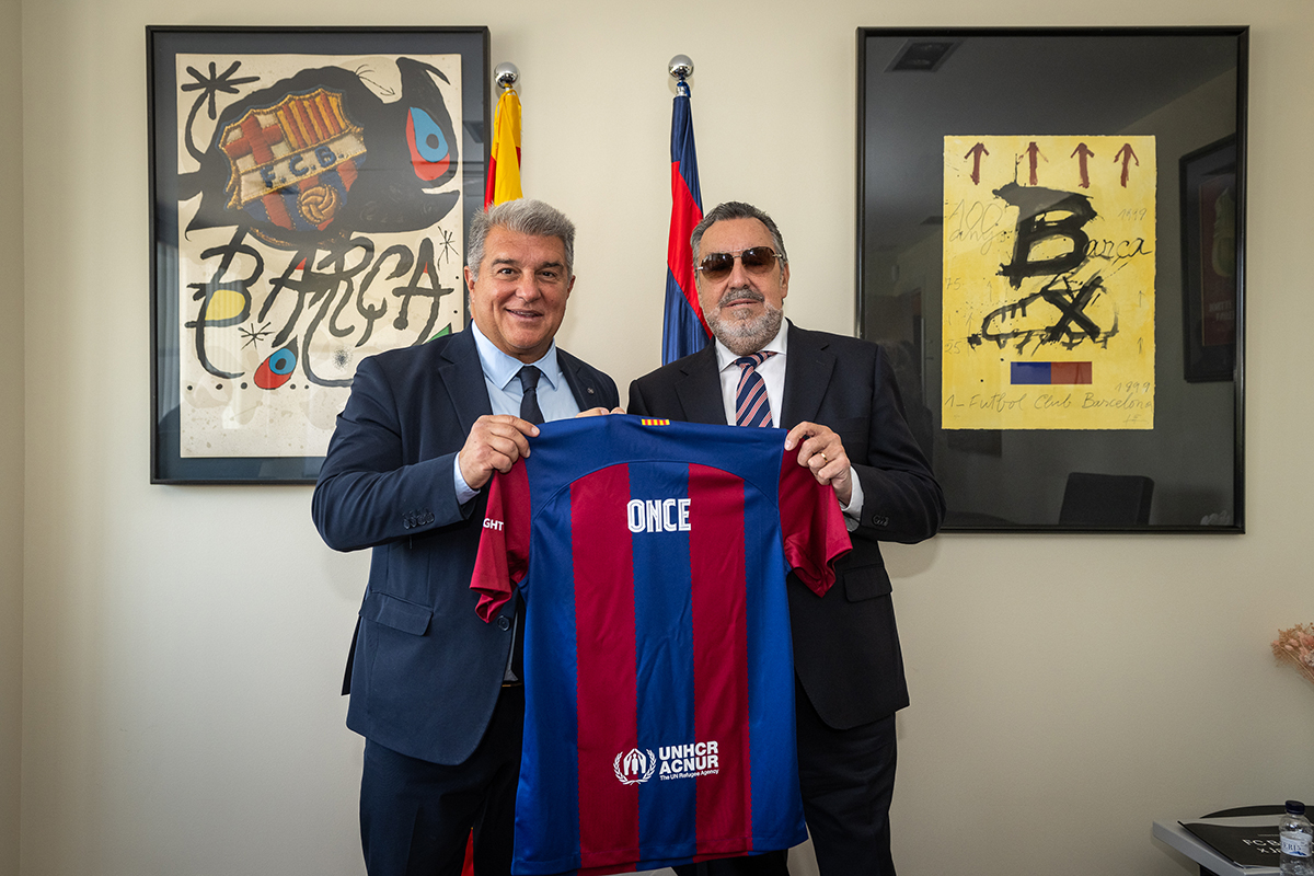 Joan Laporta, presidente del FC Barcelona, y Miguel Carballeda, presidente del Grupo Social ONCE con una camiseta del FC Barcelona con el nombre
