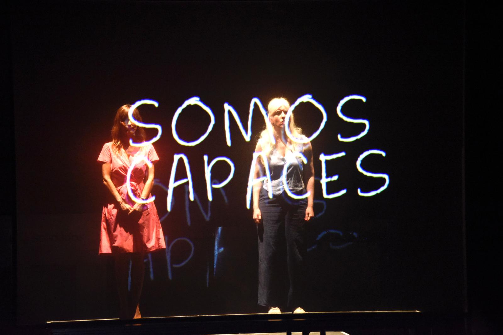 Laura Ferrer y Patty Bonet en el escenario del Teatro Principal de Castellón durante la gala de los Premios Solidarios del Grupo Social ONCE Comunitat Valenciana 2024 con un holograma en el que pone 