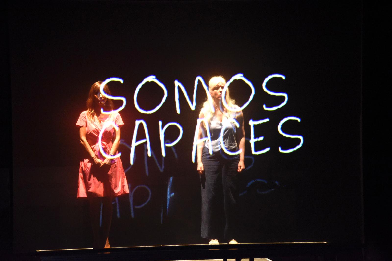 Laura Ferrer y Patty Bonet en el escenario del Teatro Principal de Castellón durante la gala de los Premios Solidarios del Grupo Social ONCE Comunitat Valenciana 2024 con un holograma en el que pone