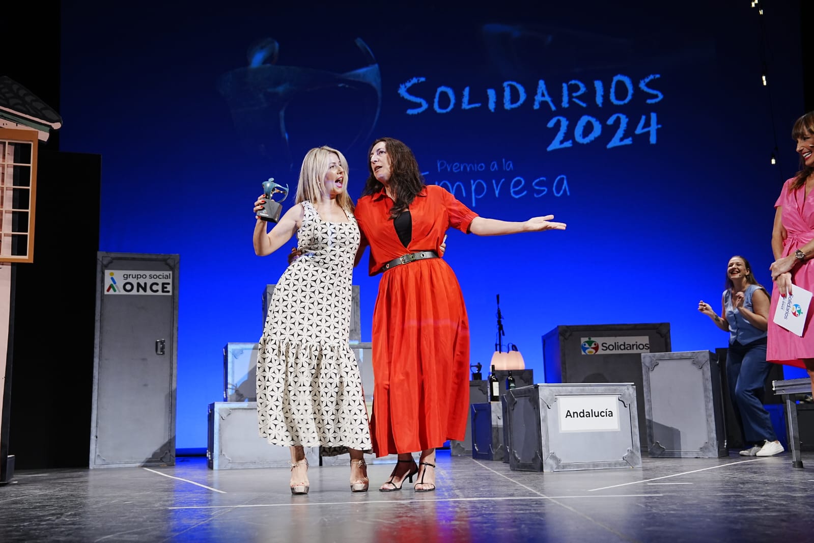 Dos de la premiadas gritando y bailando en el escenario