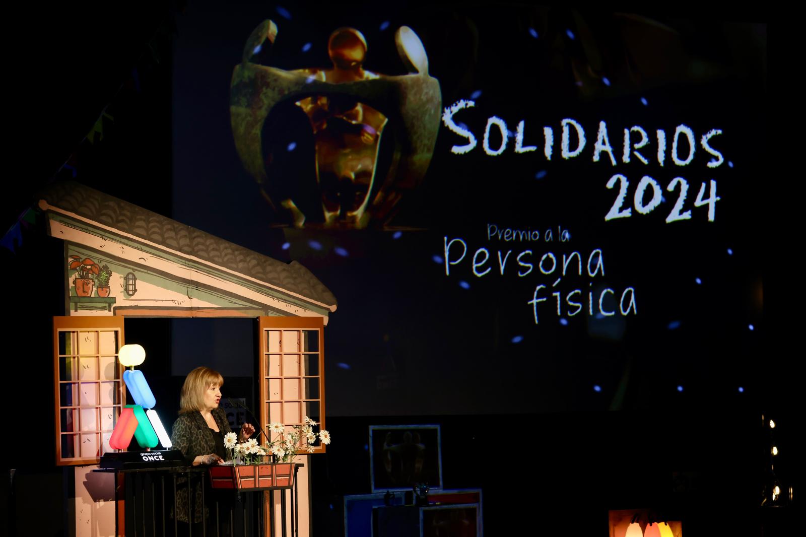 María José Romero, ganadora del Premio Solidario de Persona Física hablando desde el balcón de la solidaridad. De fondo, se ve el escenario.