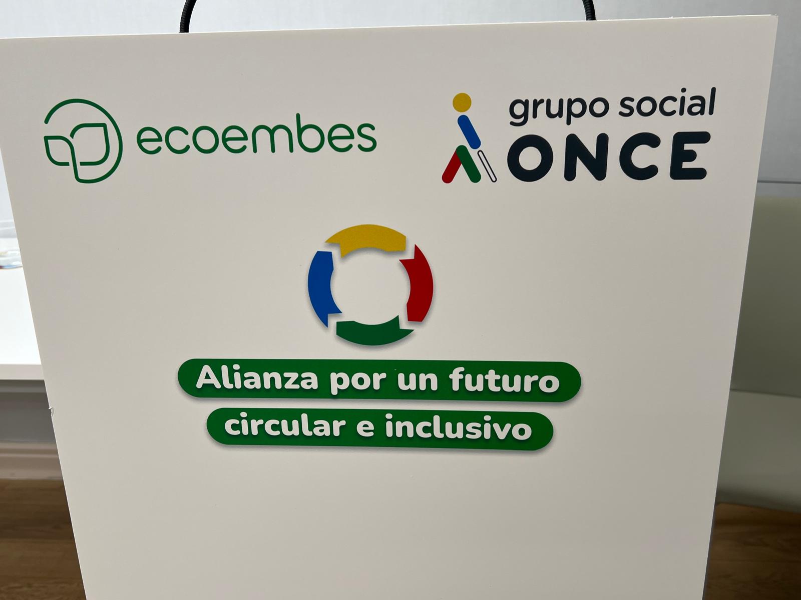 Cartel con los logos del Grupo Social ONCE y Ecoembes y el mensaje 'Alianza por un futuro circular e inclusivo'