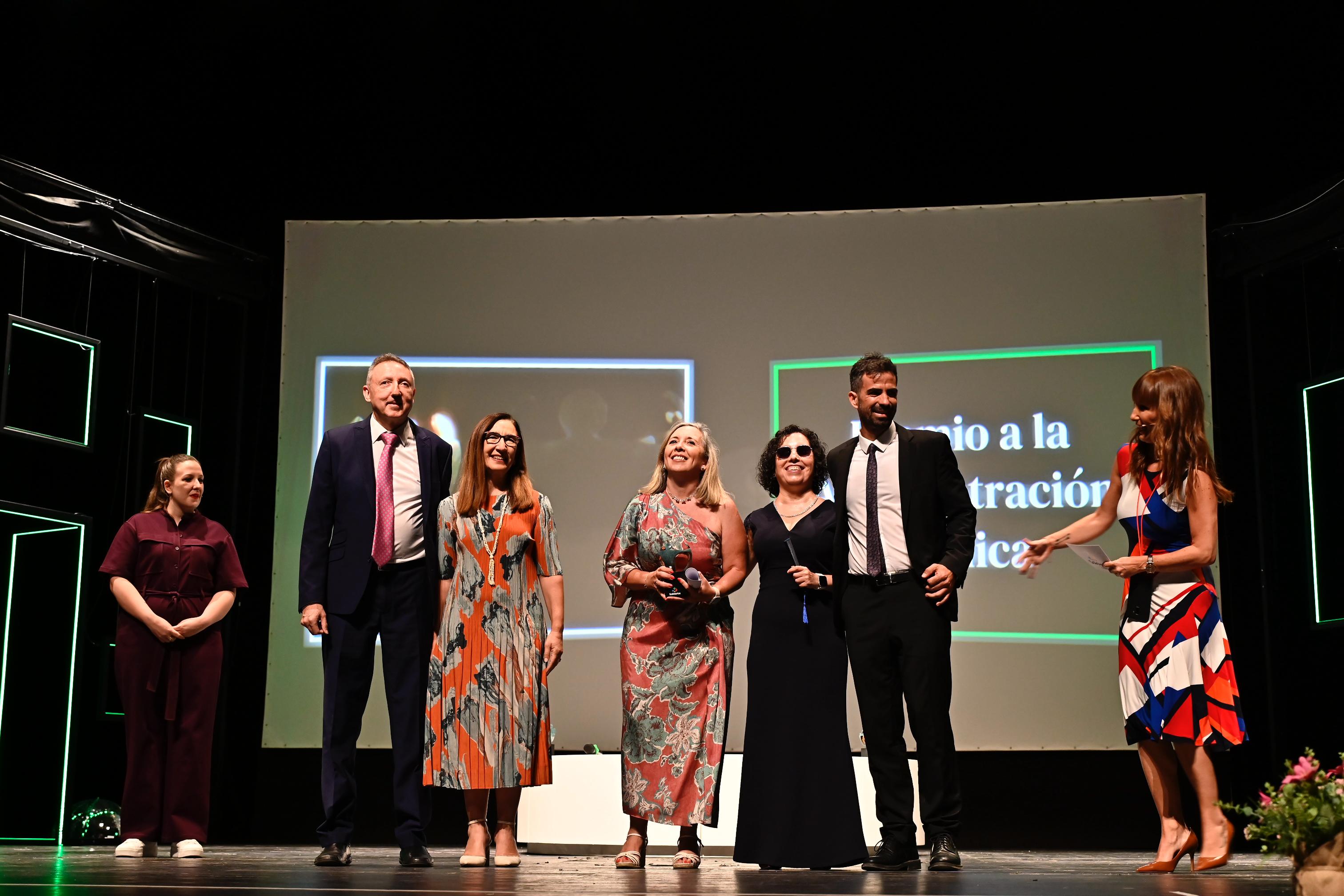 Inmaculada Vázquez, gerente del Hospital sevillano, Rosa Ostos, jefa de Servicio de Ginecología y Obstetricia, y Juan Diego Carmona, jefe de Sección de Pediatría recibiendo el premio de manos del delegado de la ONCE en Andalucía, Ceuta y Melilla, Cristóbal Martínez, y la presidenta del Consejo Territorial de la ONCE, Isabel Viruet.