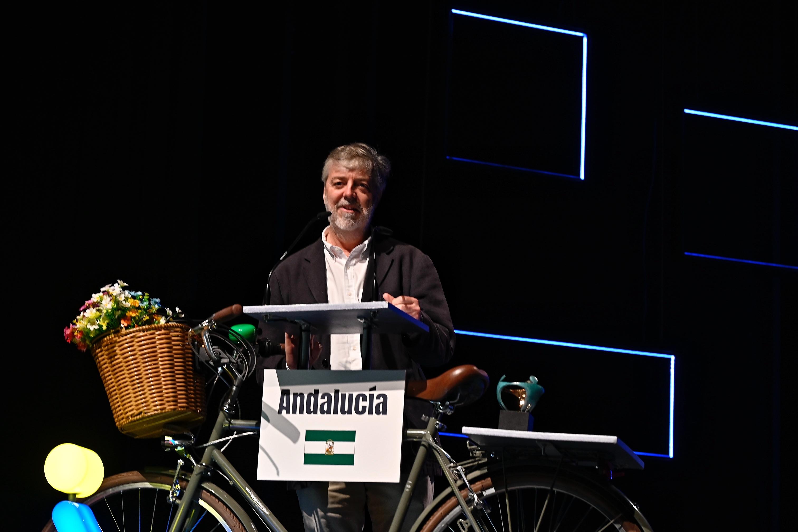 Joaquín Guereñu, director general de Índalo y Media, productora del programa en el atril del escenario de los Premios Solidarios Grupo Social ONCE Andalucía