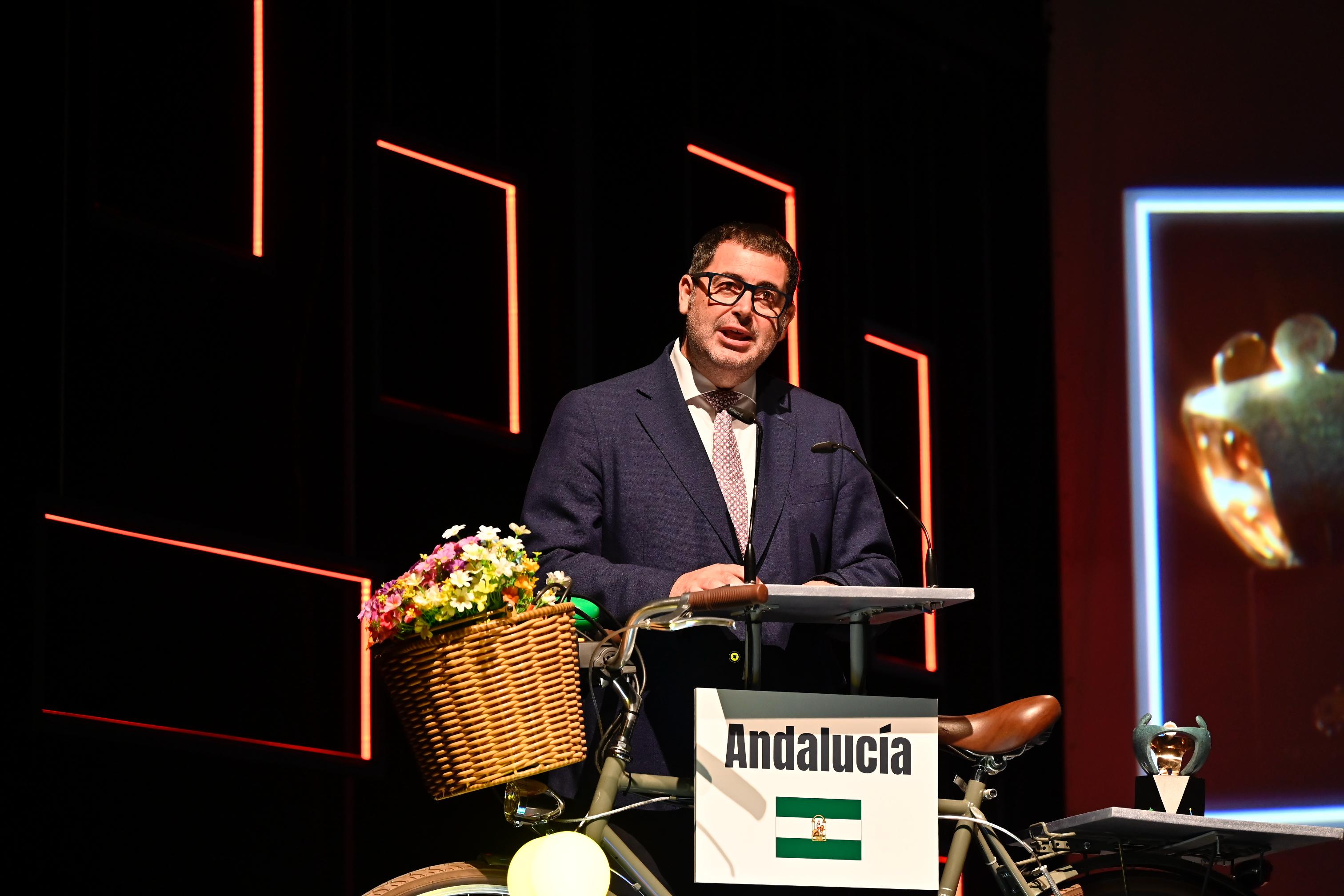 Andrés Rodríguez, director general de Macrosad en el escenario de los Premios Solidarios Grupo Social ONCE Andalucía 2025