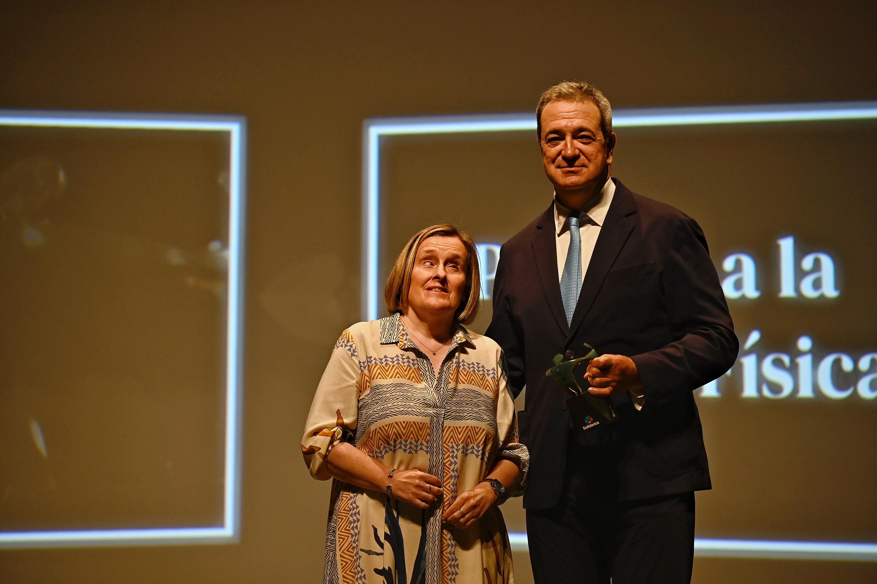 el doctor Joaquín Fernández recibiendo el galardón de manos de la vicepresidenta de la ONCE, Imelda Fernández.